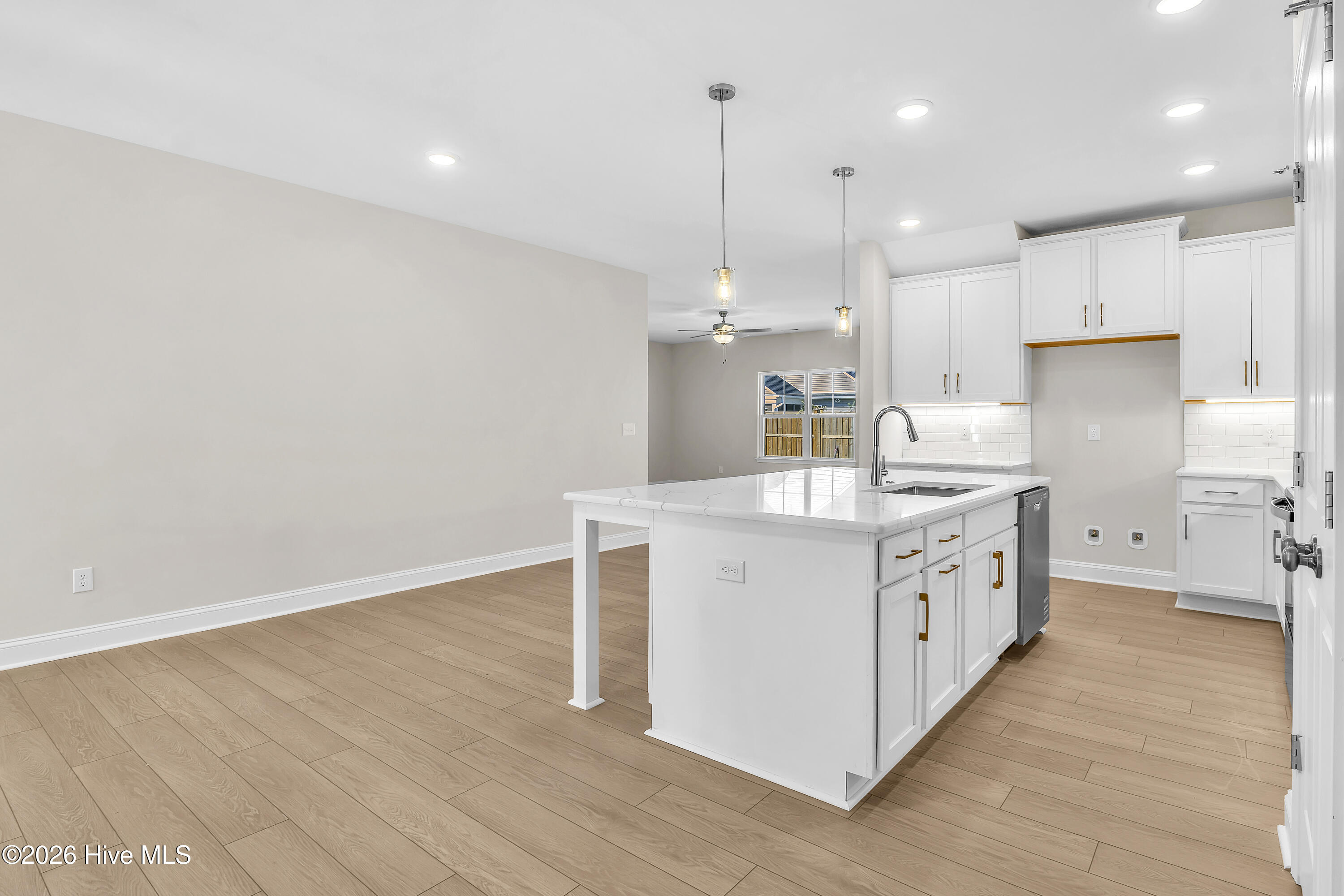 100563562 | Photo 10