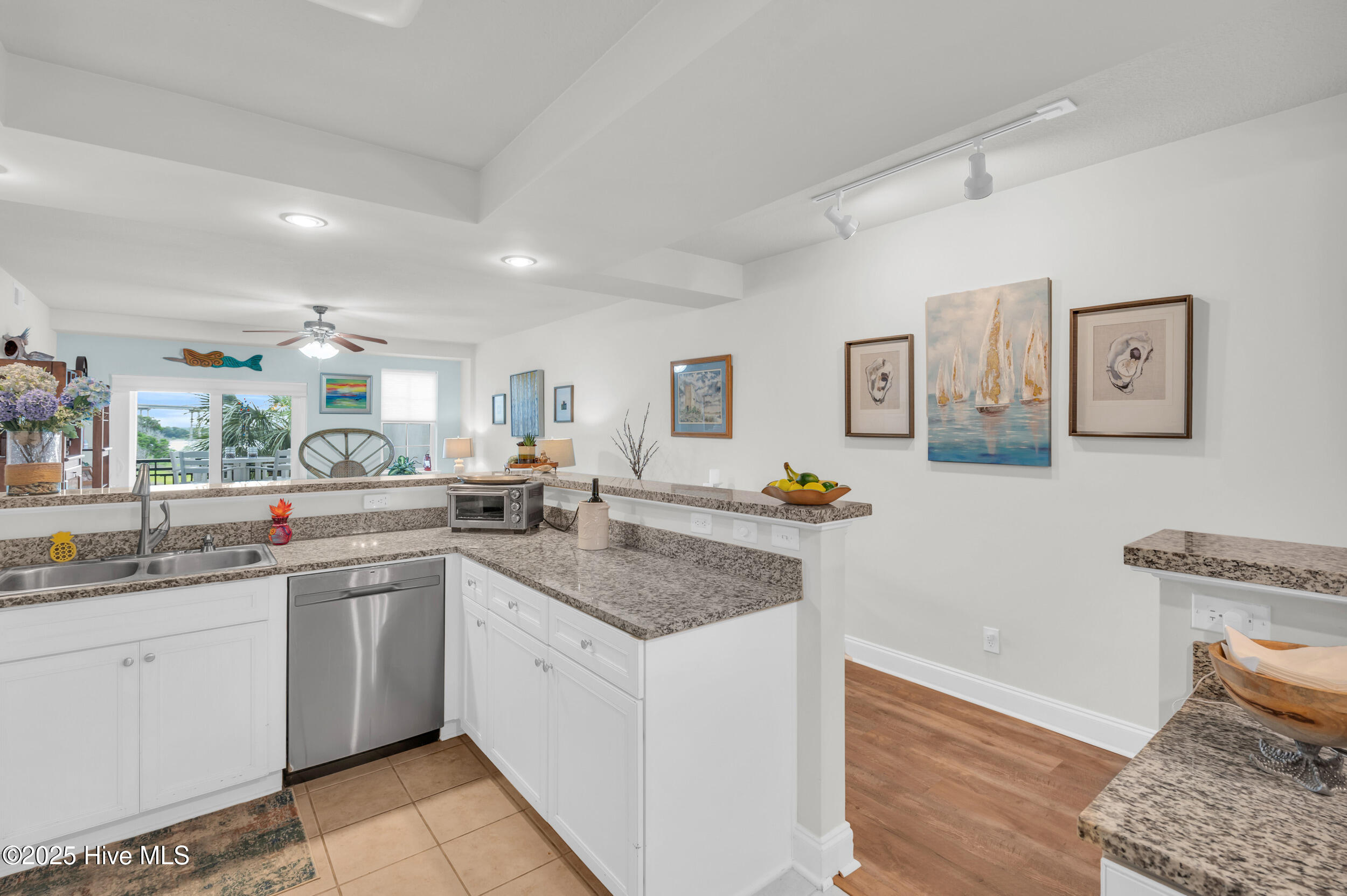 100519545 | Photo 15