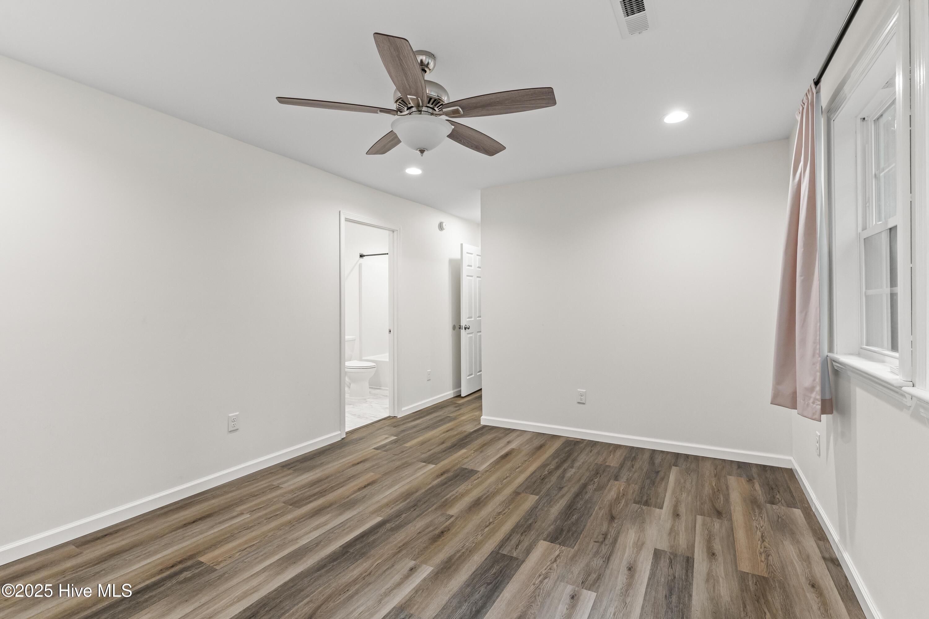 100548487 | Photo 17