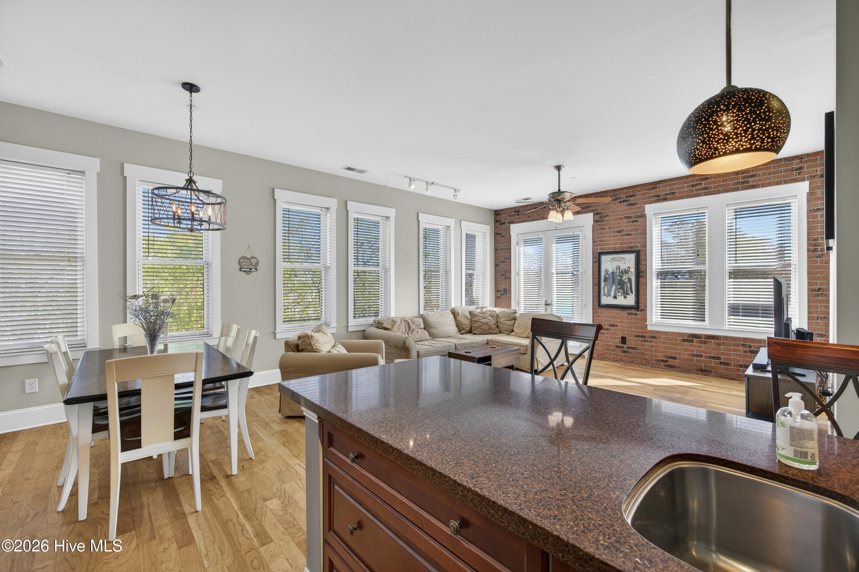 100562157 | Photo 19