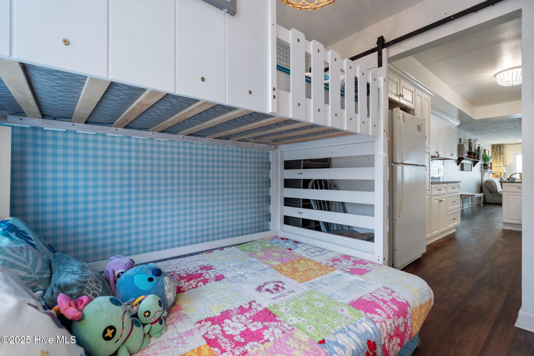 100564100 | Photo 41