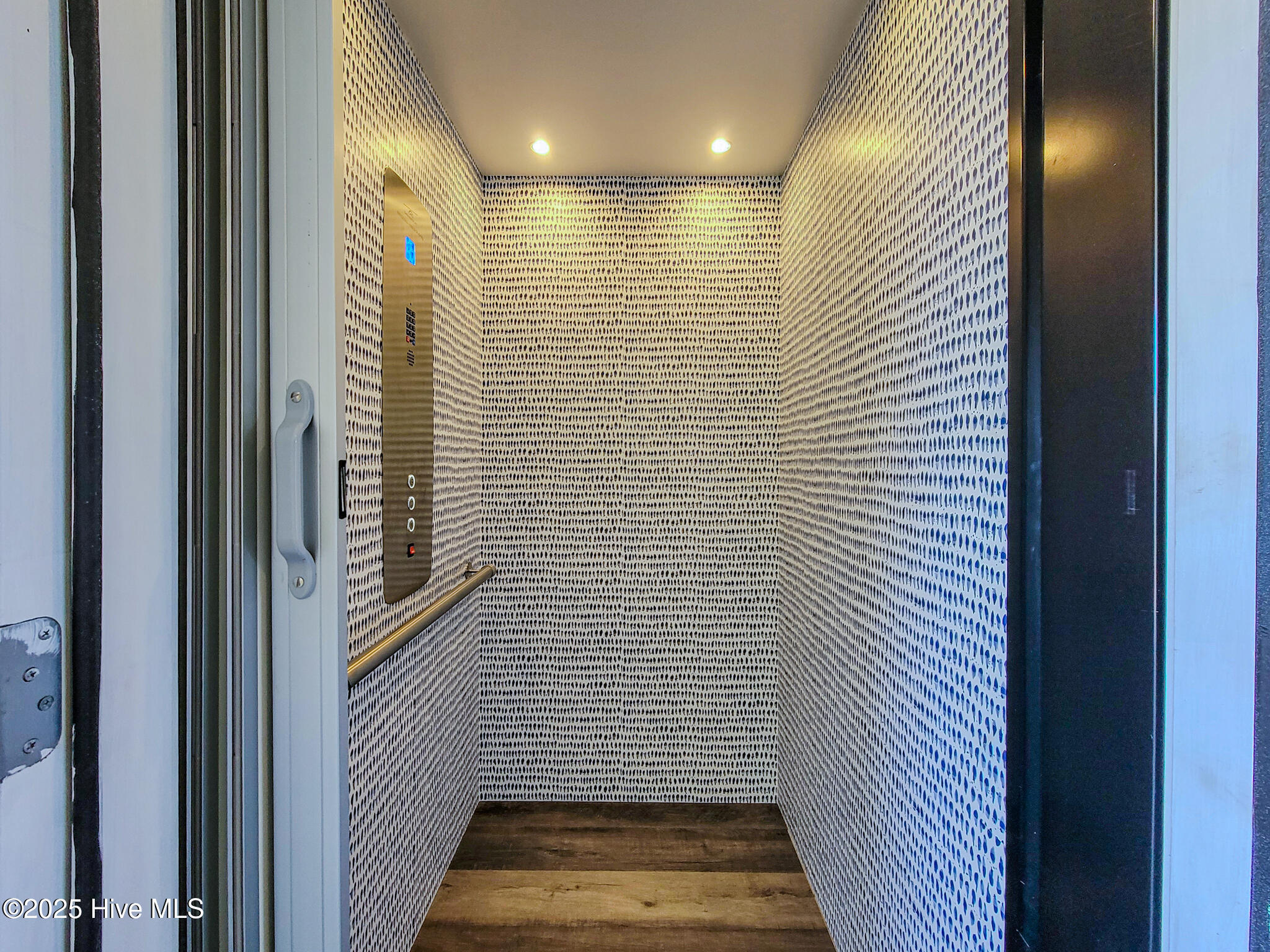 100538733 | Photo 36