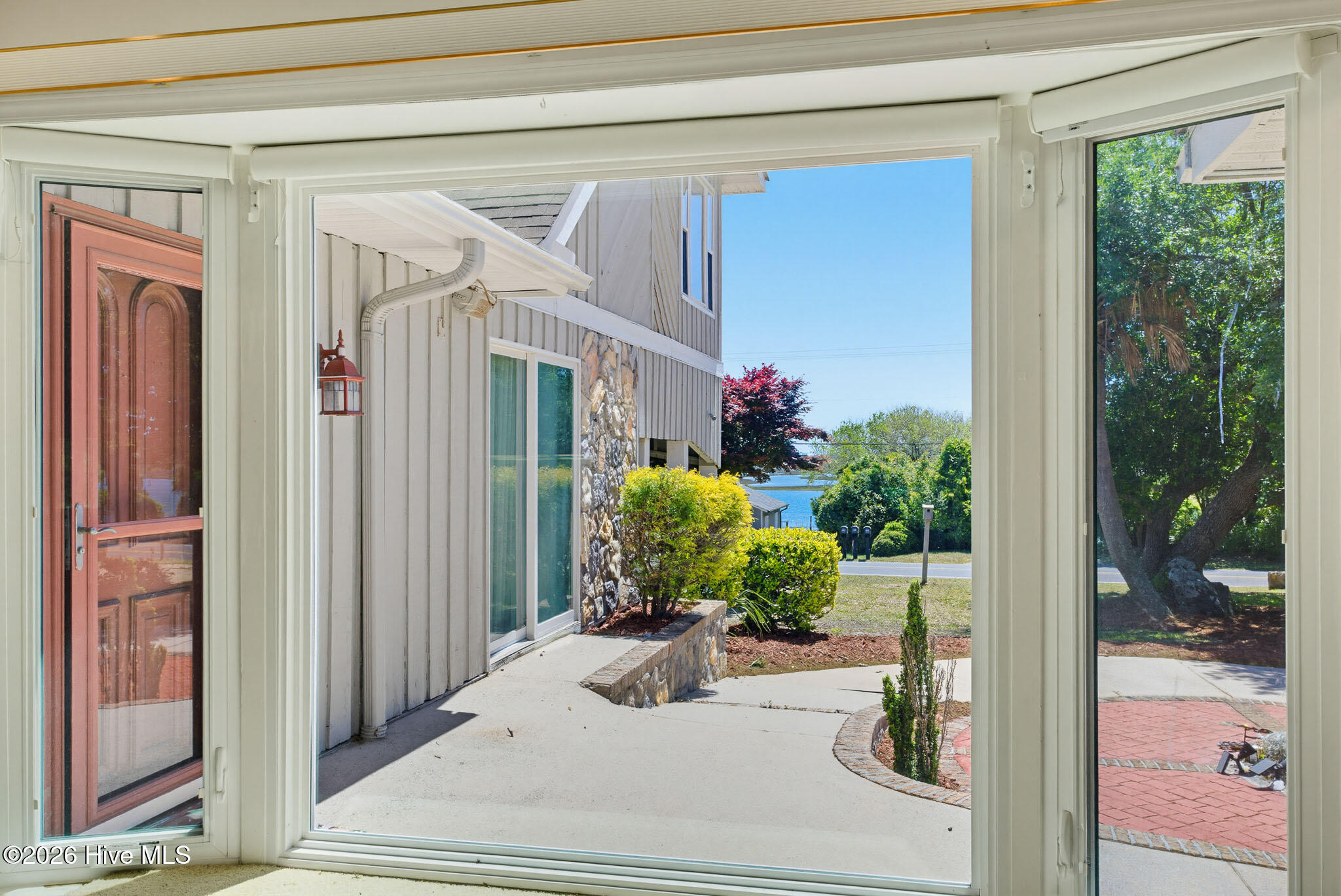 100568983 | Photo 18