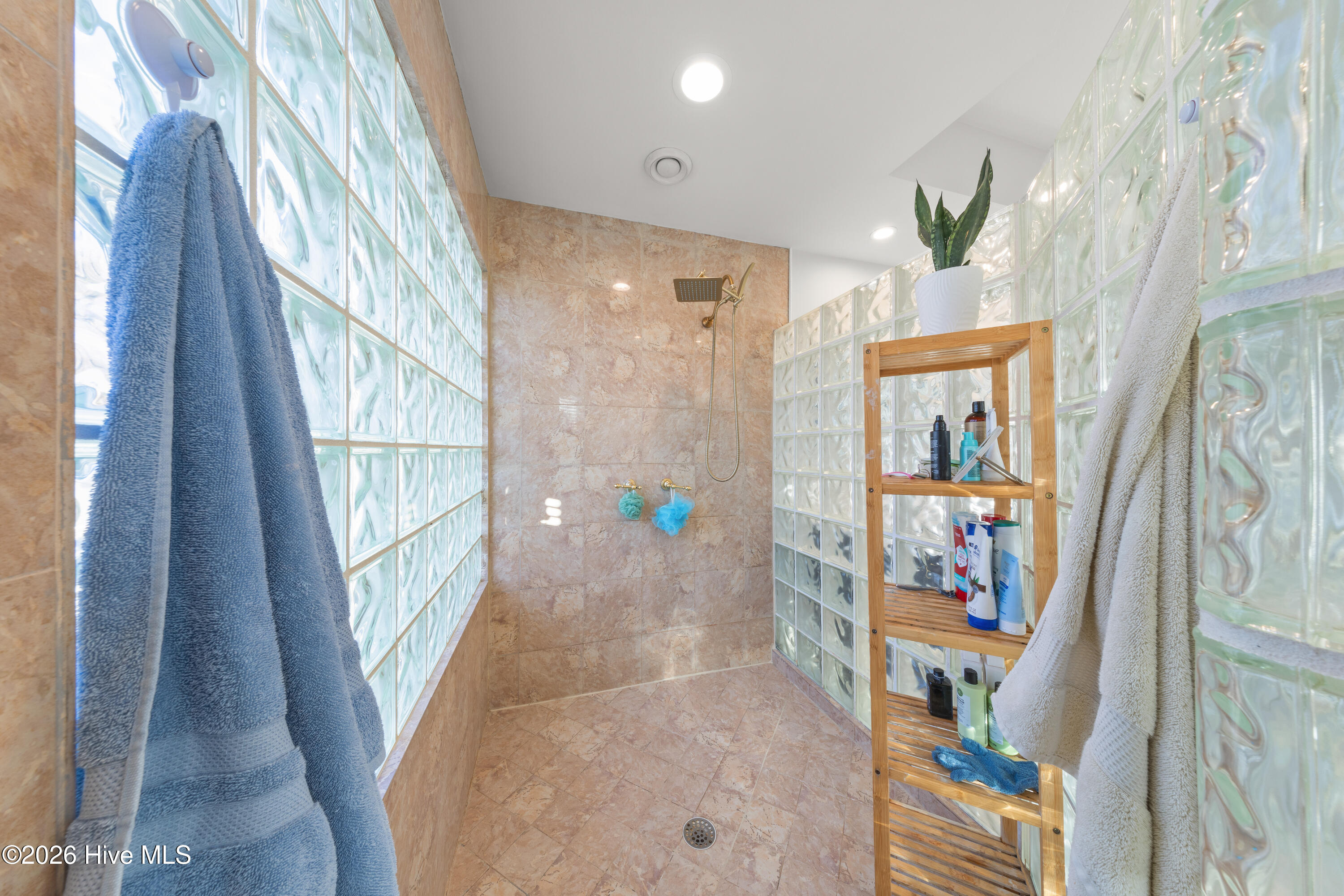 100549832 | Photo 45