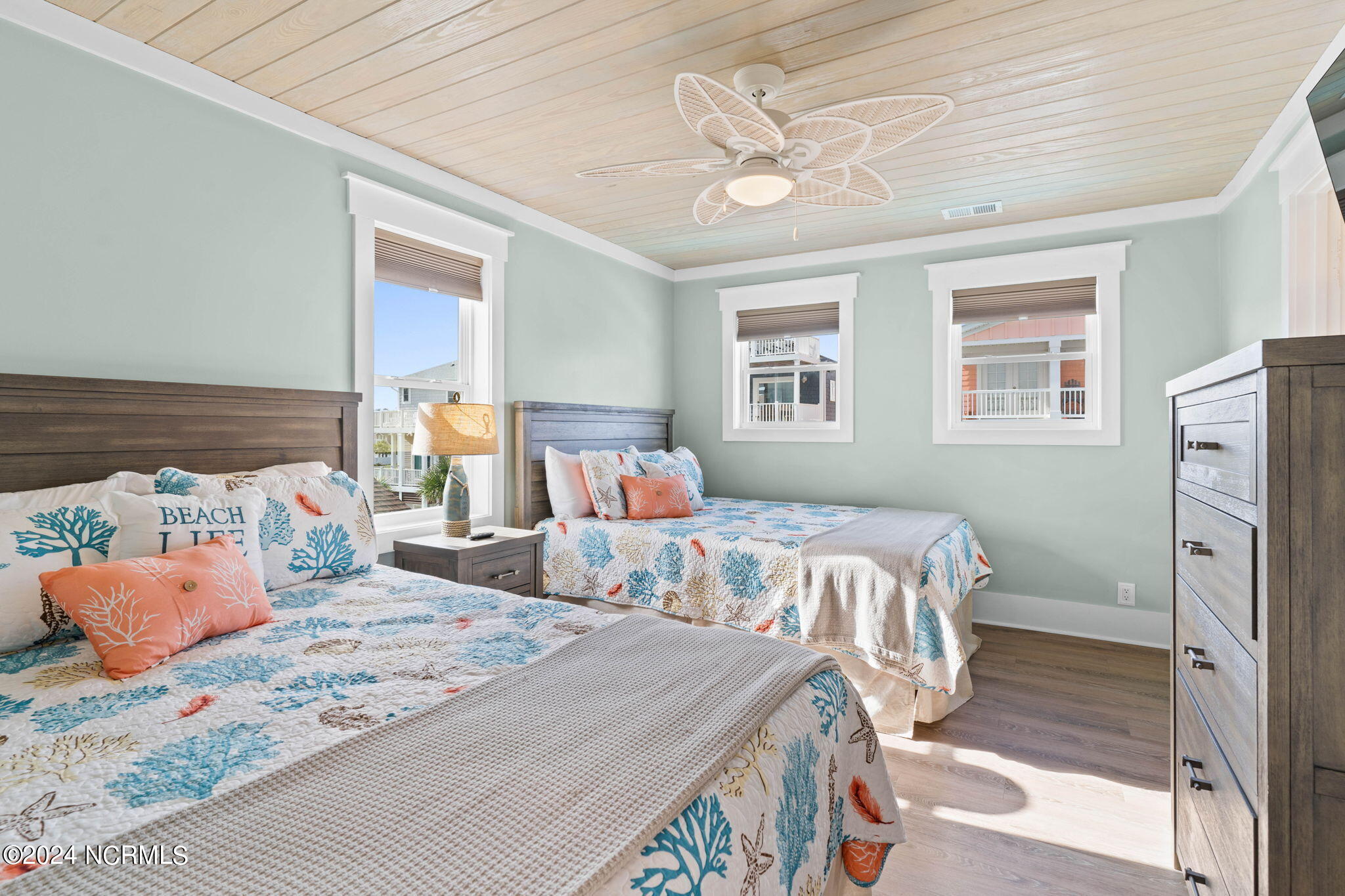 100464984 | Photo 46