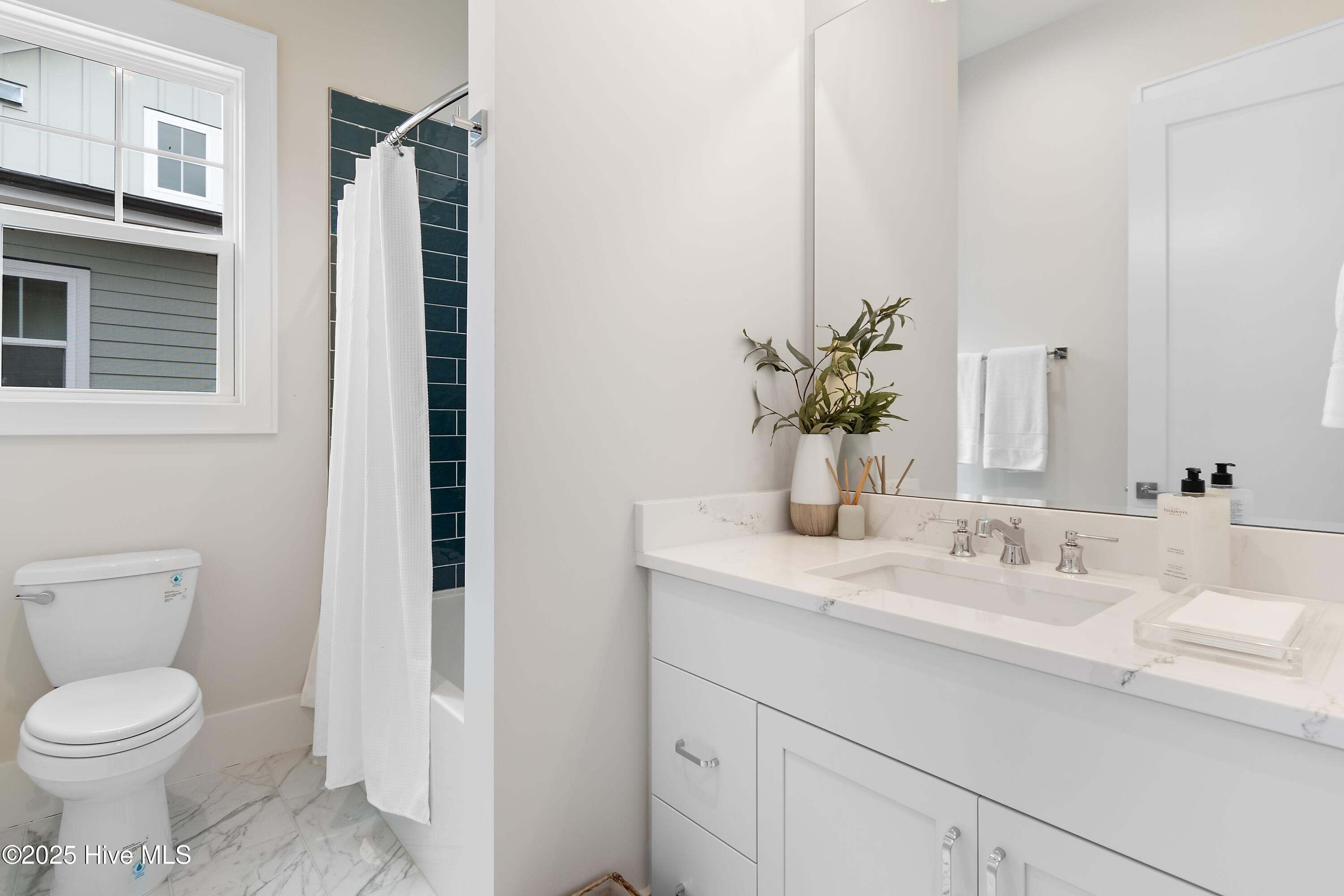 100492285 | Photo 18