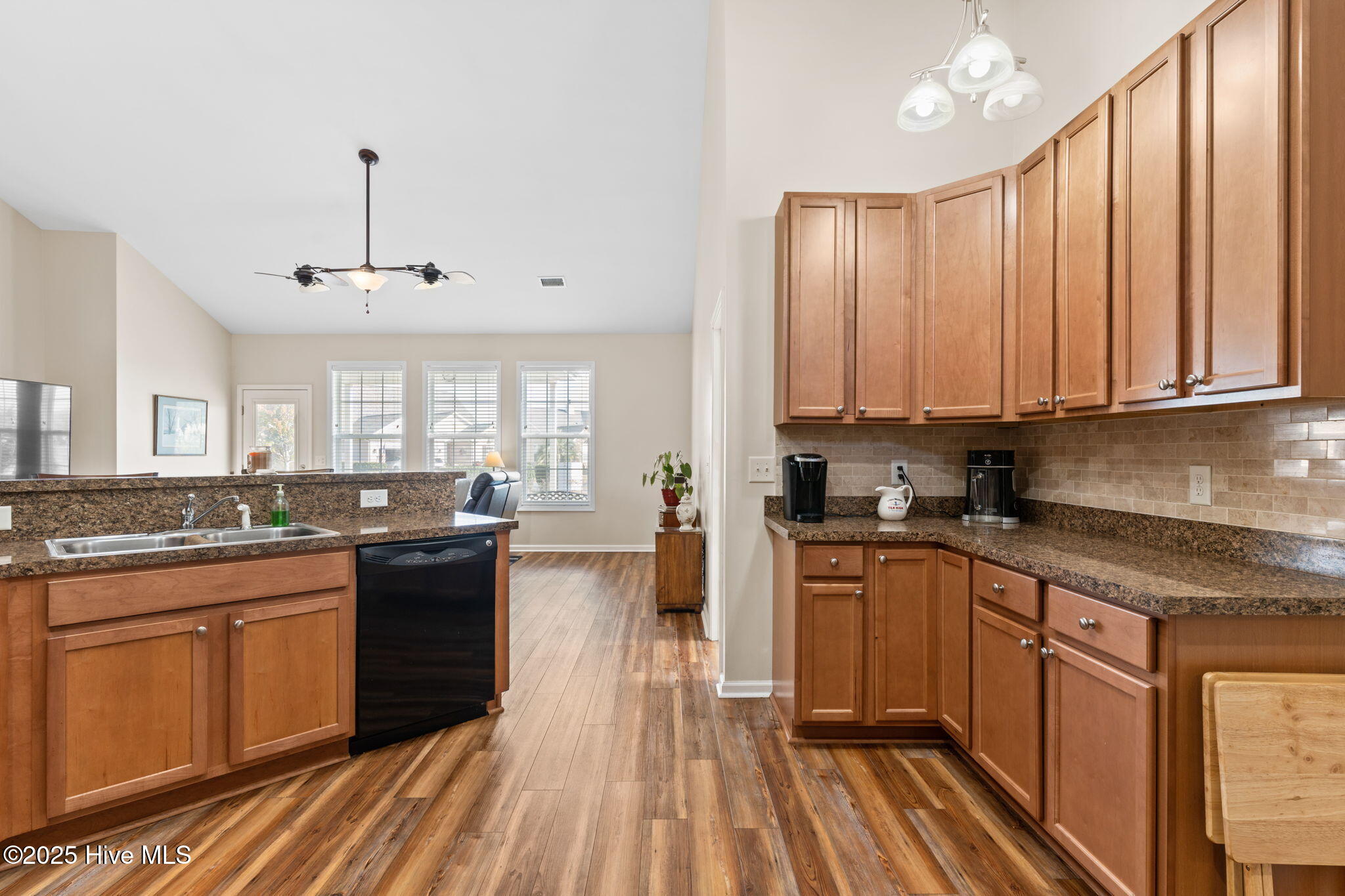 100540486 | Photo 12