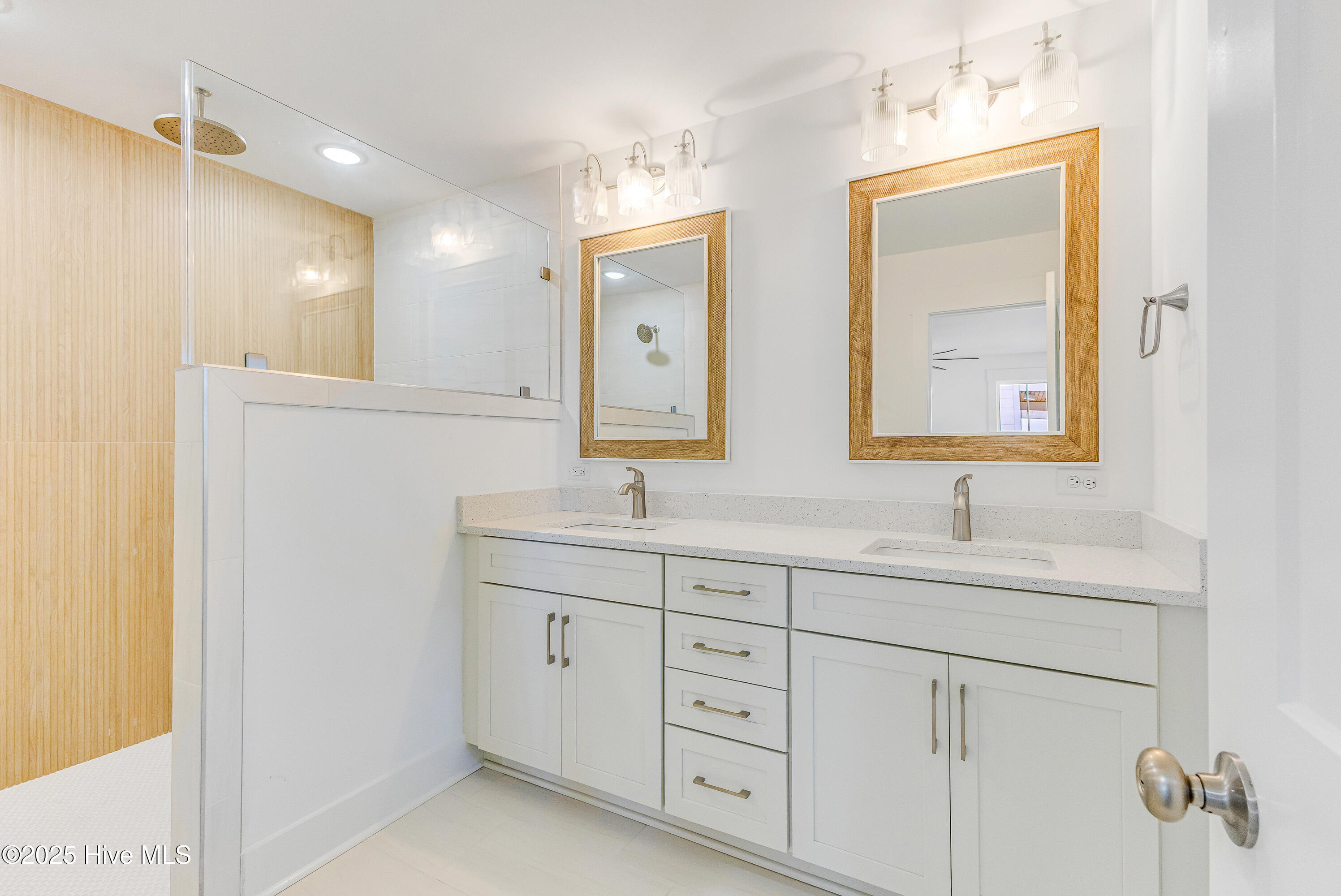 100534543 | Photo 34