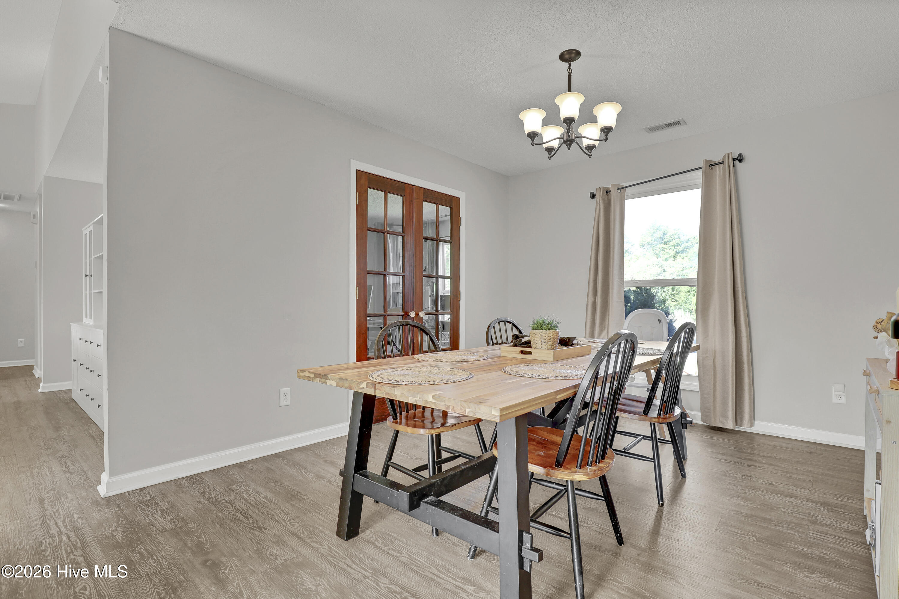 100568979 | Photo 13