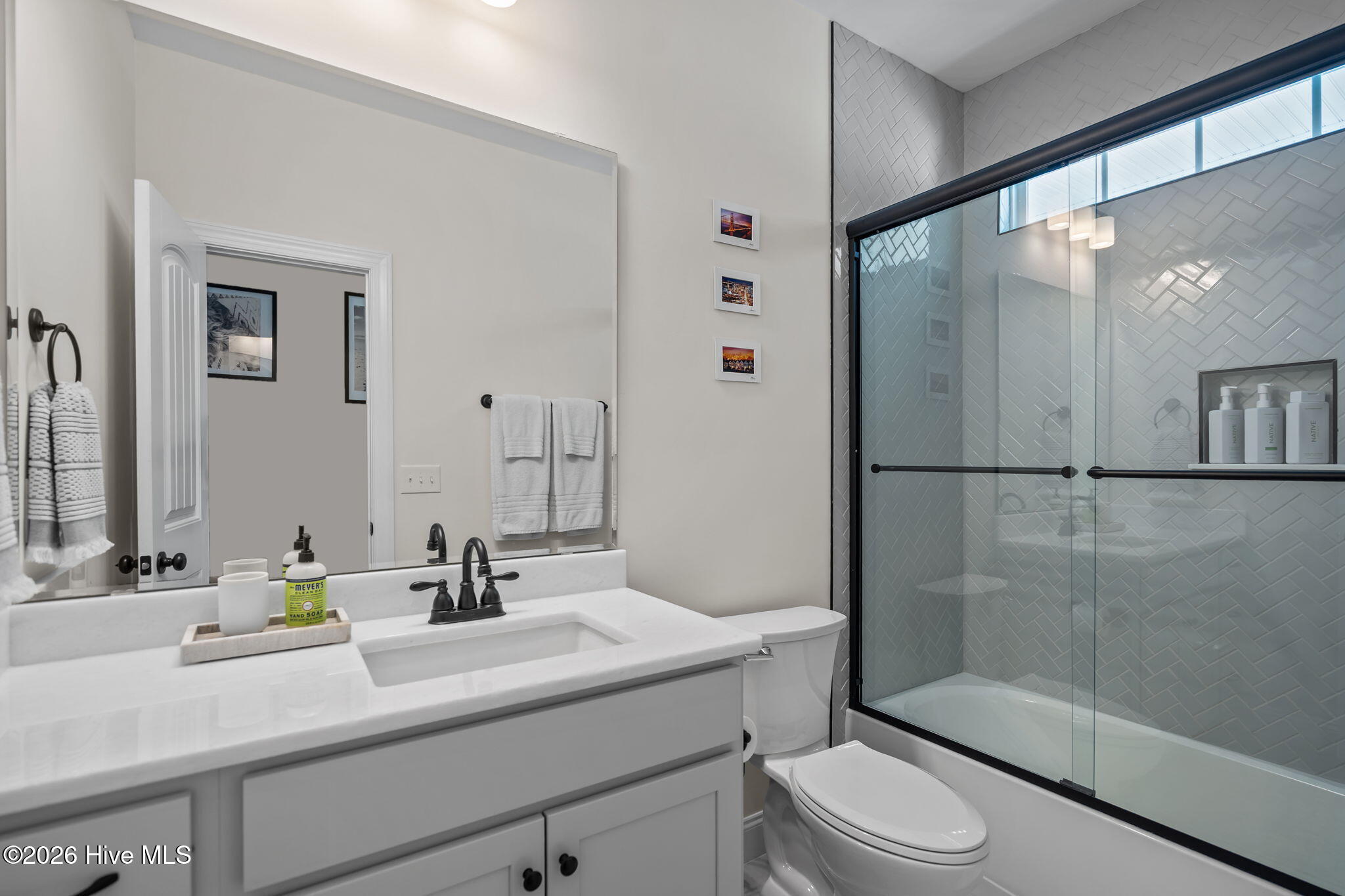 100557653 | Photo 23