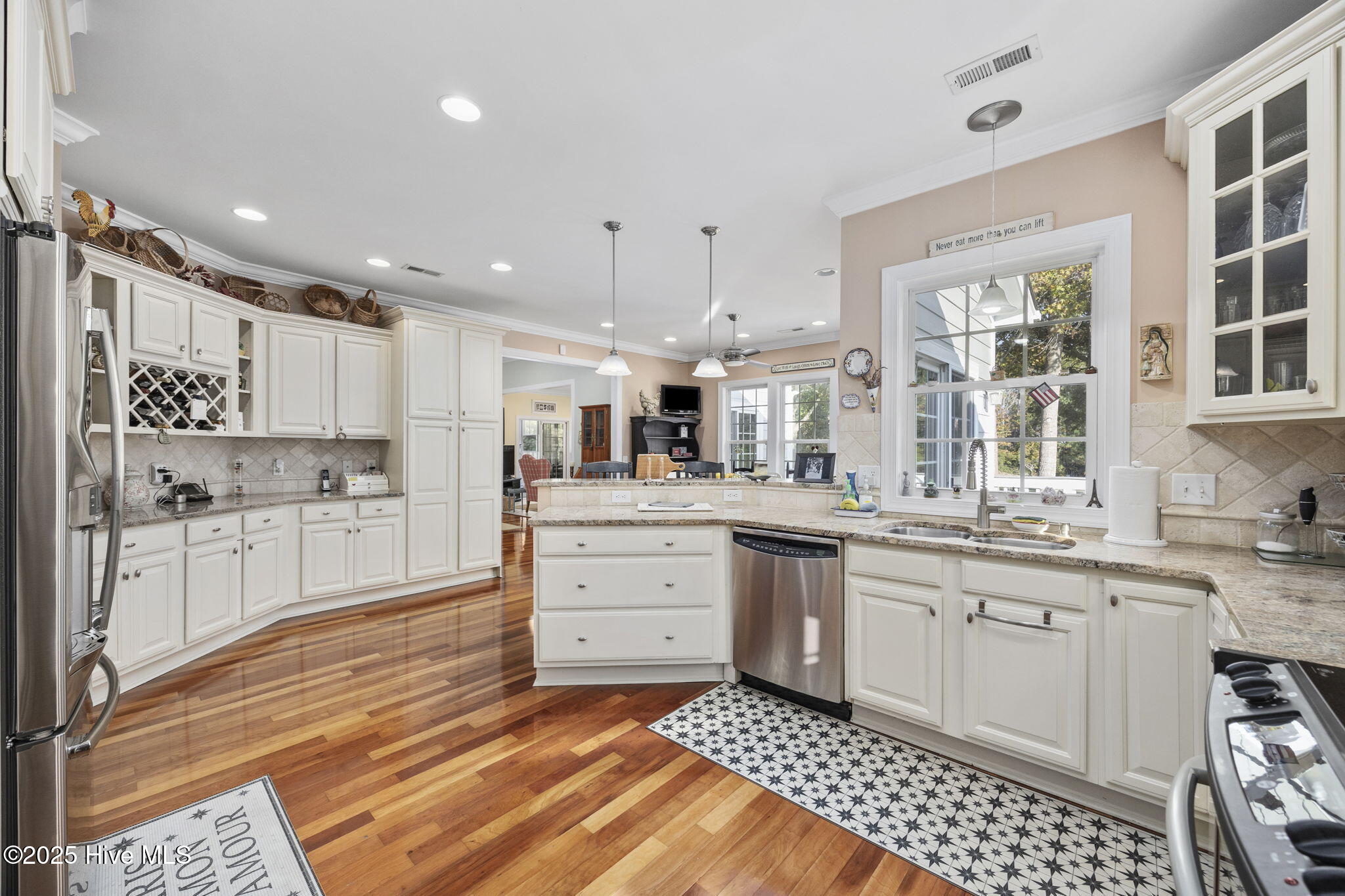 100542443 | Photo 16