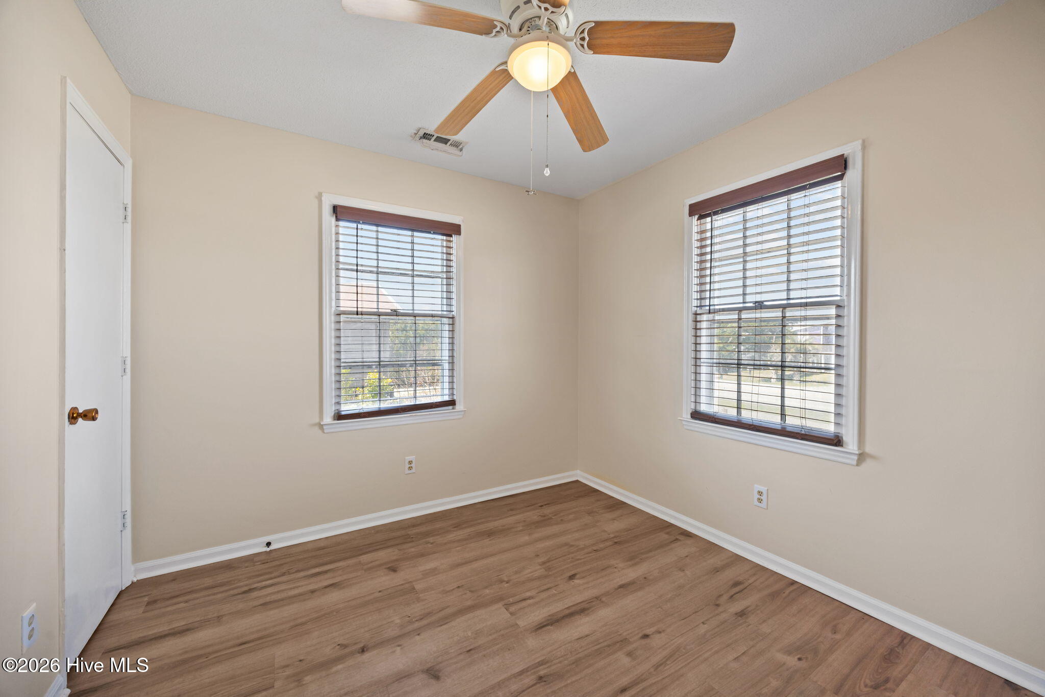 100562475 | Photo 25