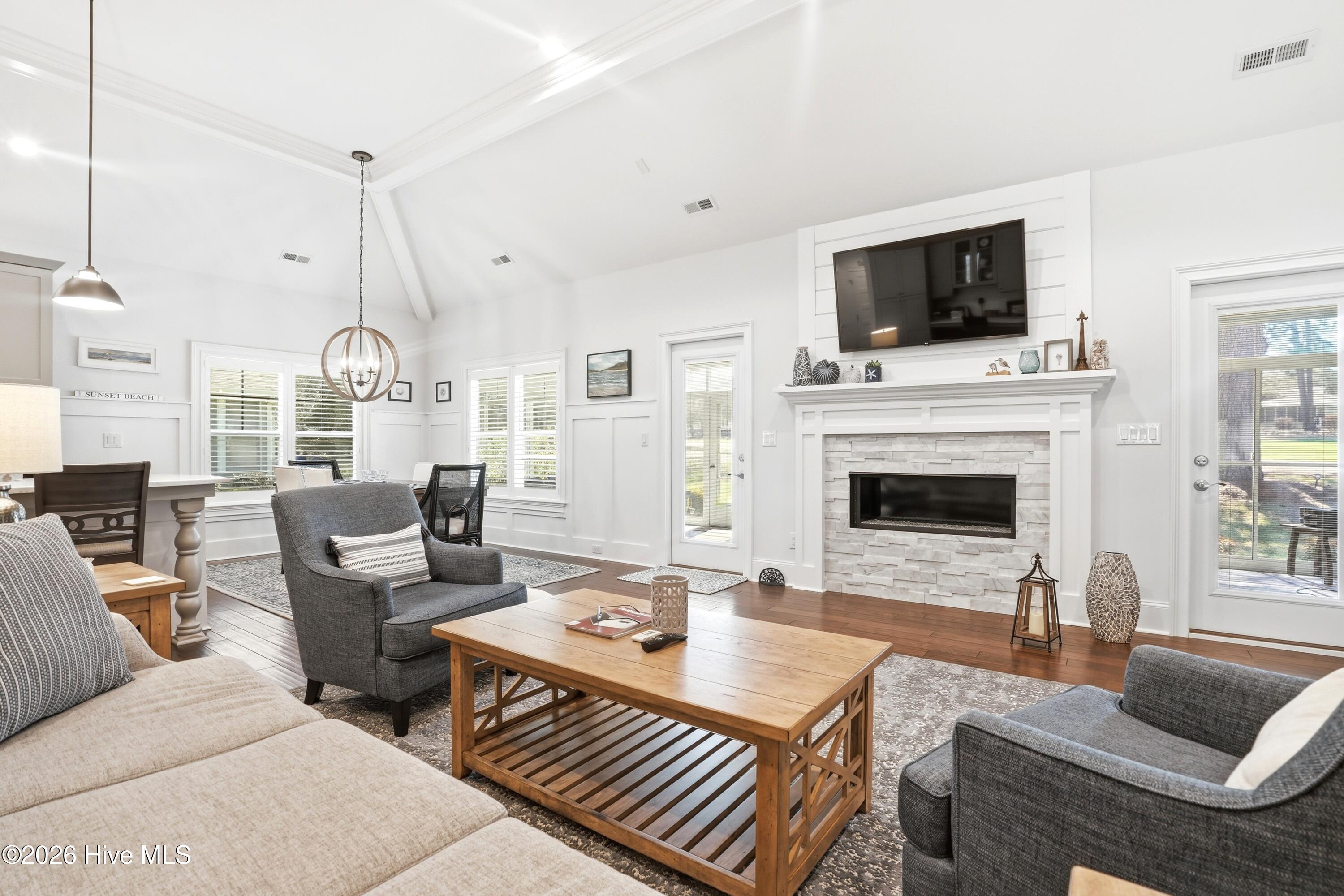 100561923 | Photo 34