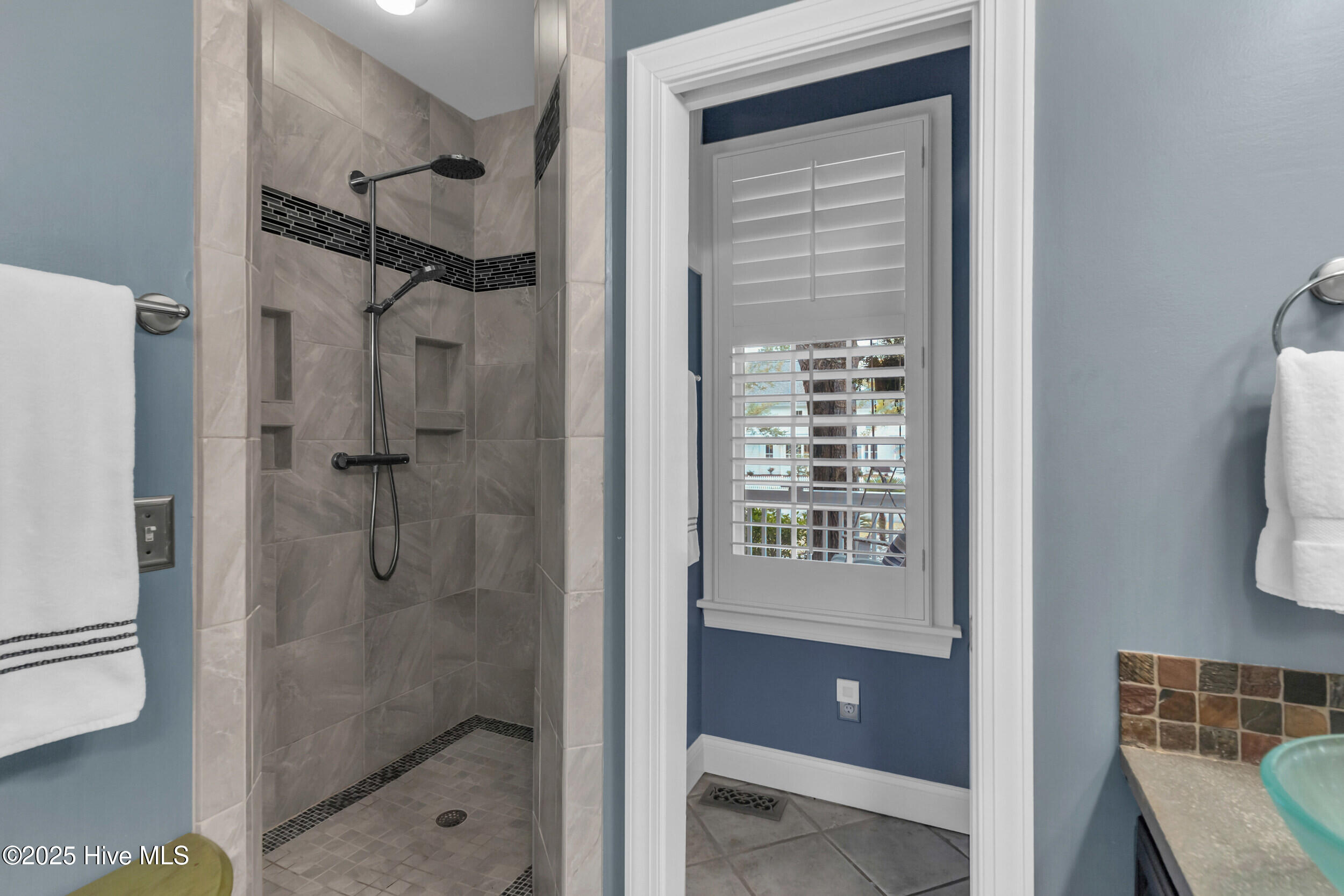 100537749 | Photo 25