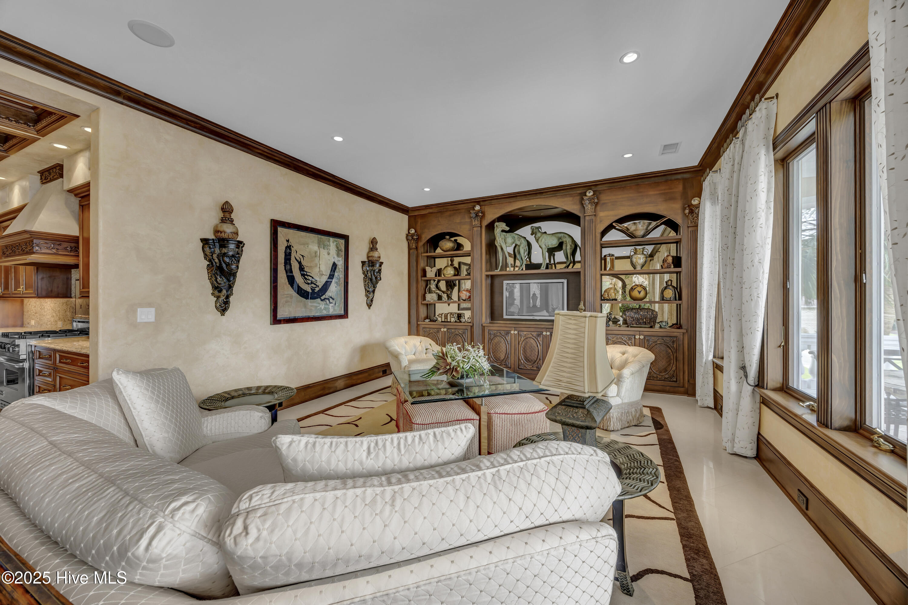 100530989 | Photo 12