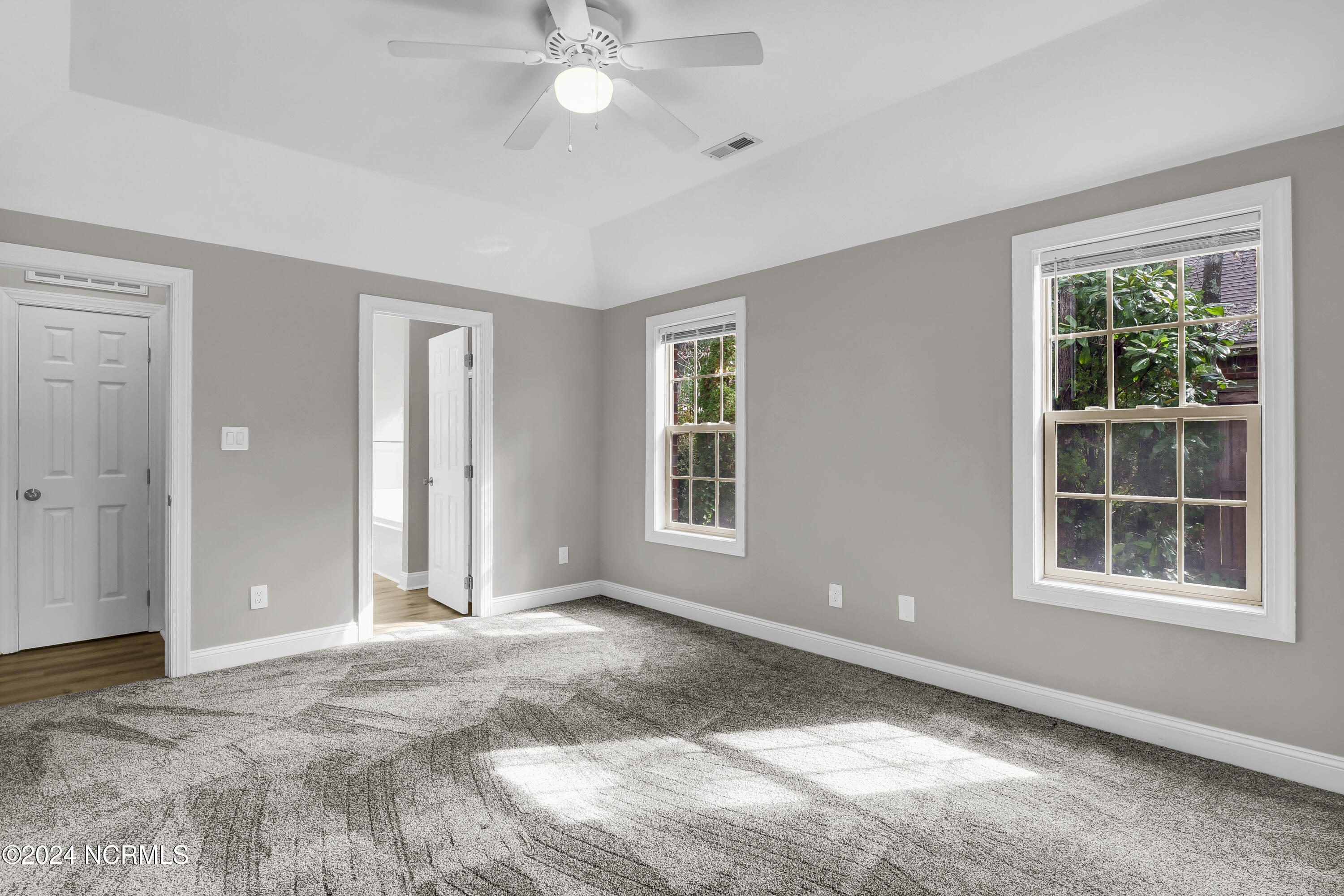 100567589 | Photo 16