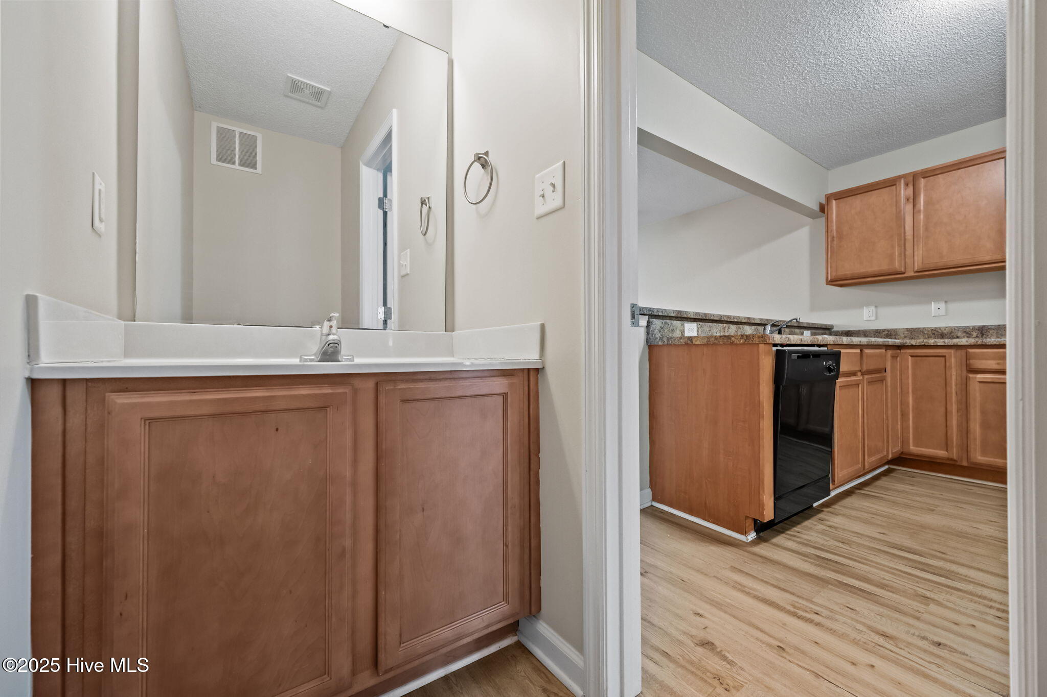 100543374 | Photo 22