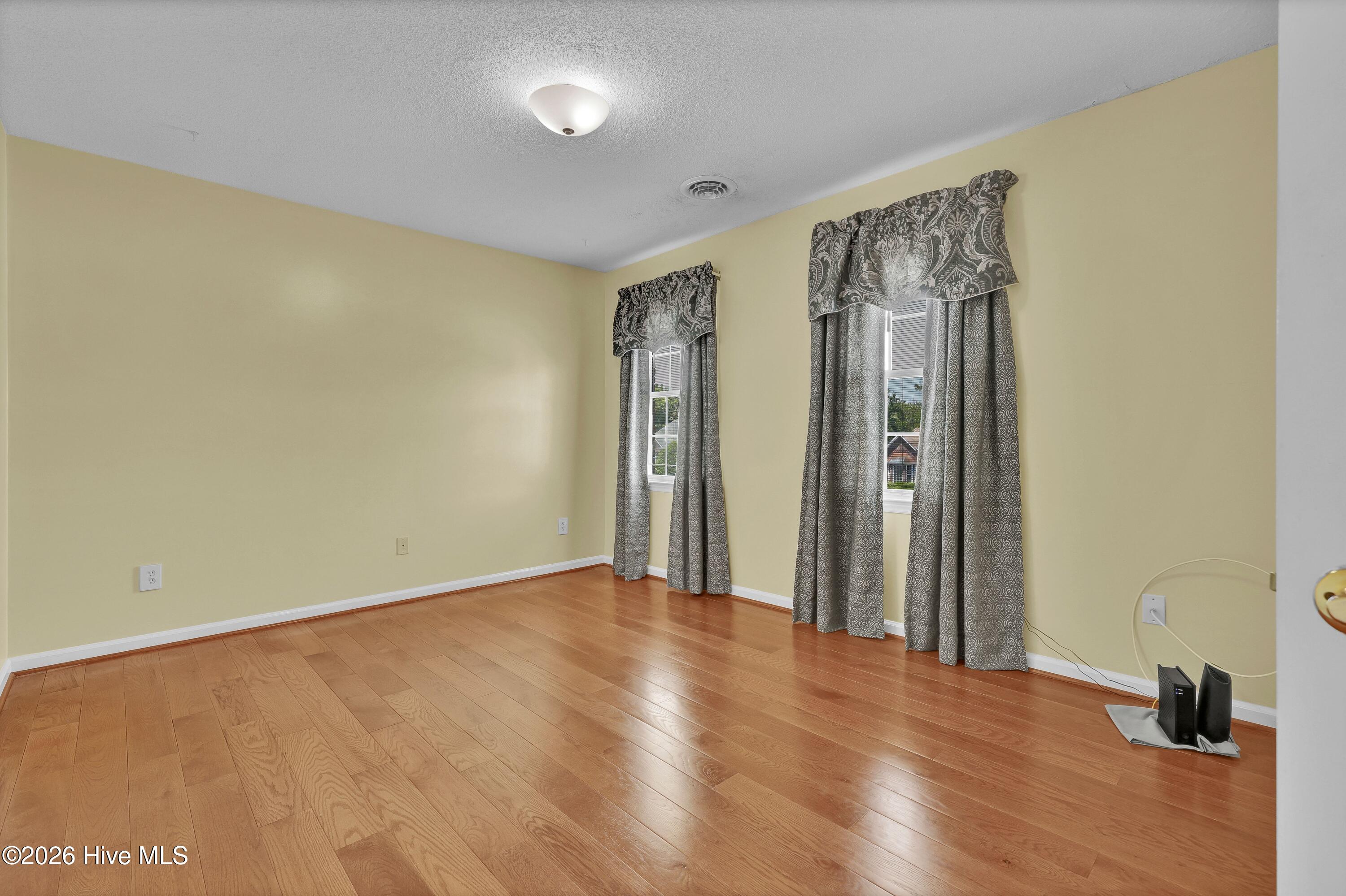 100570171 | Photo 25