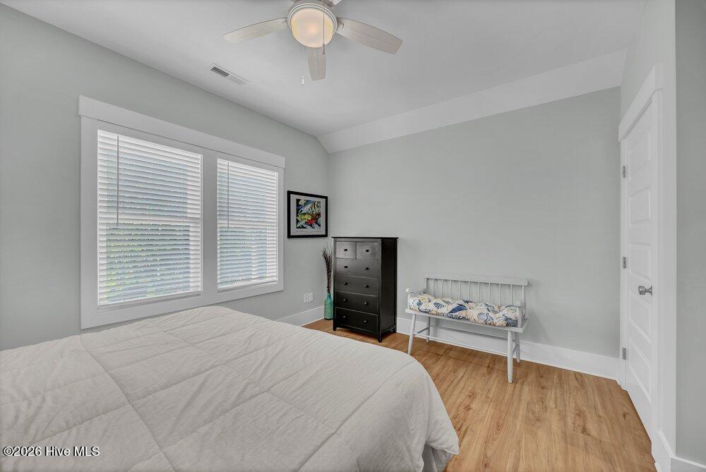 100561584 | Photo 33