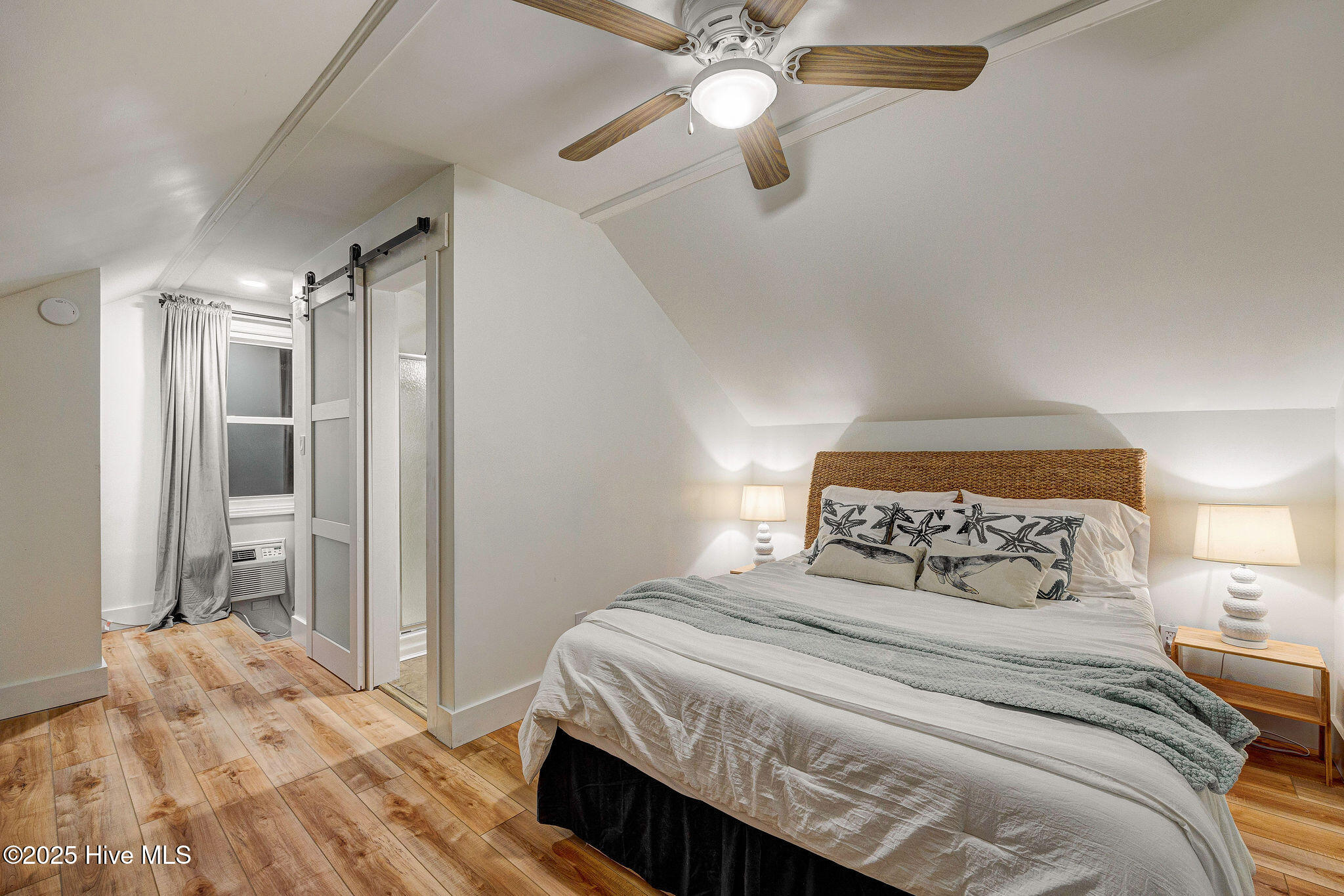 100534059 | Photo 40