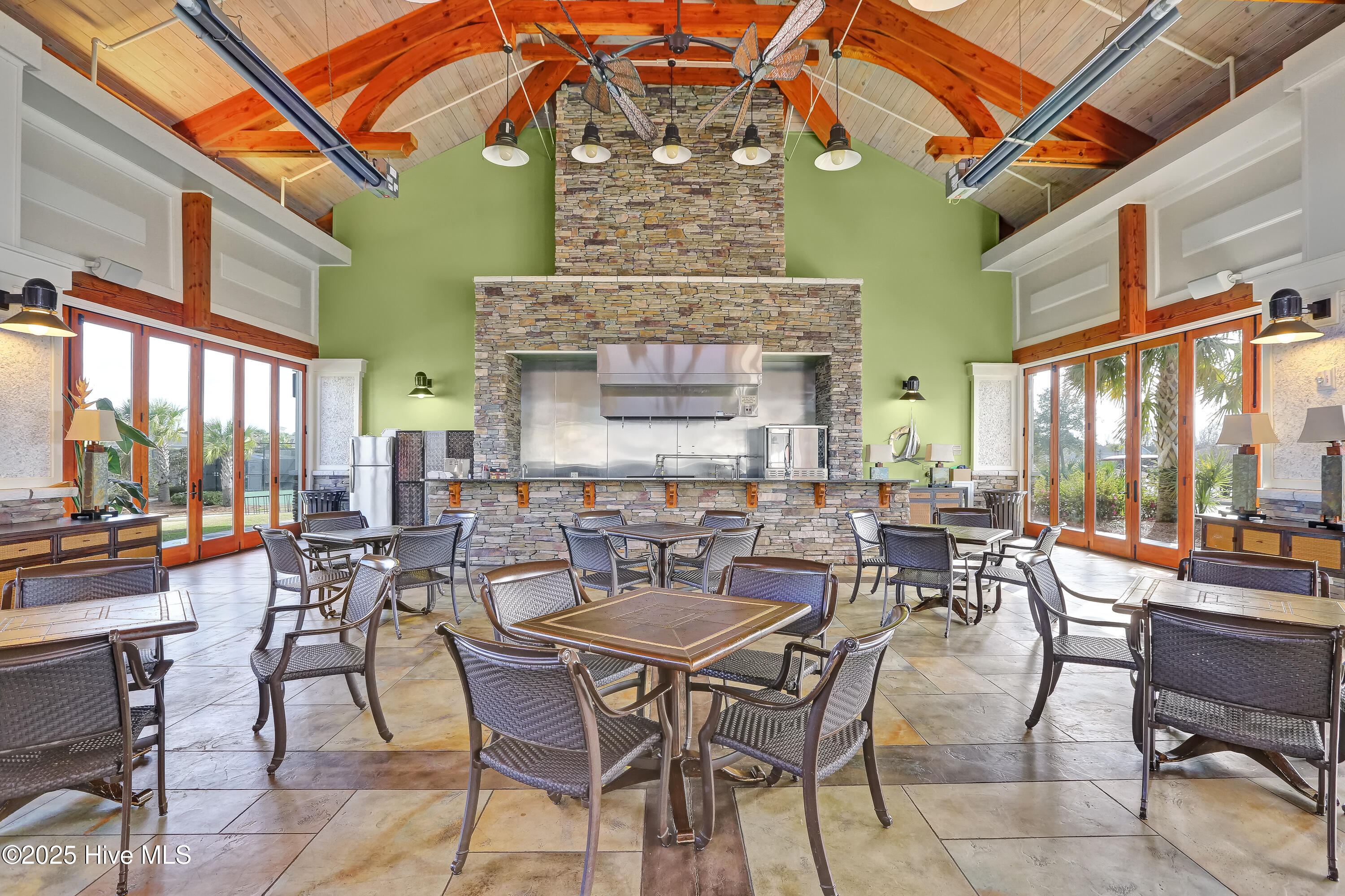 100557169 | Photo 75