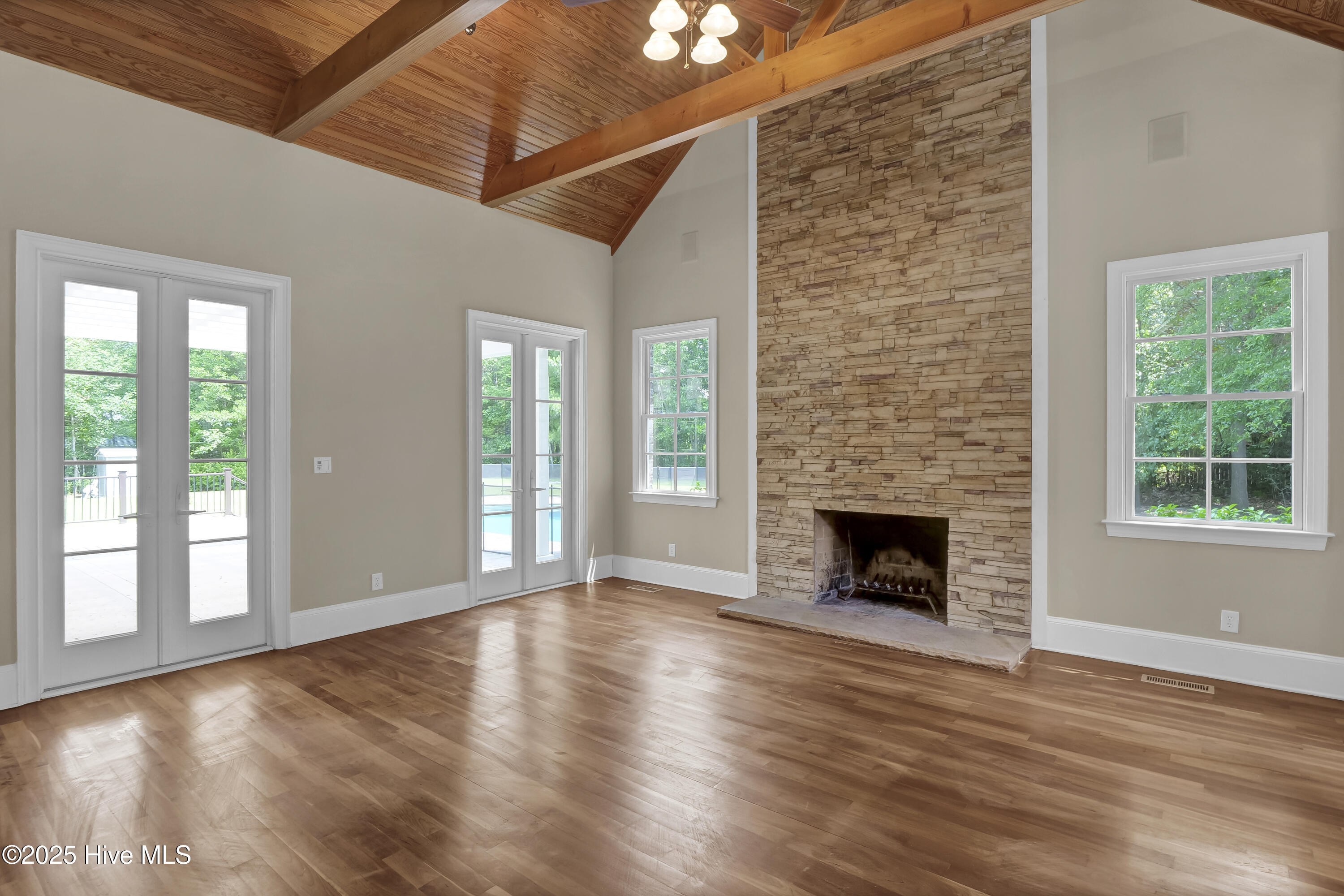 100552605 | Photo 33