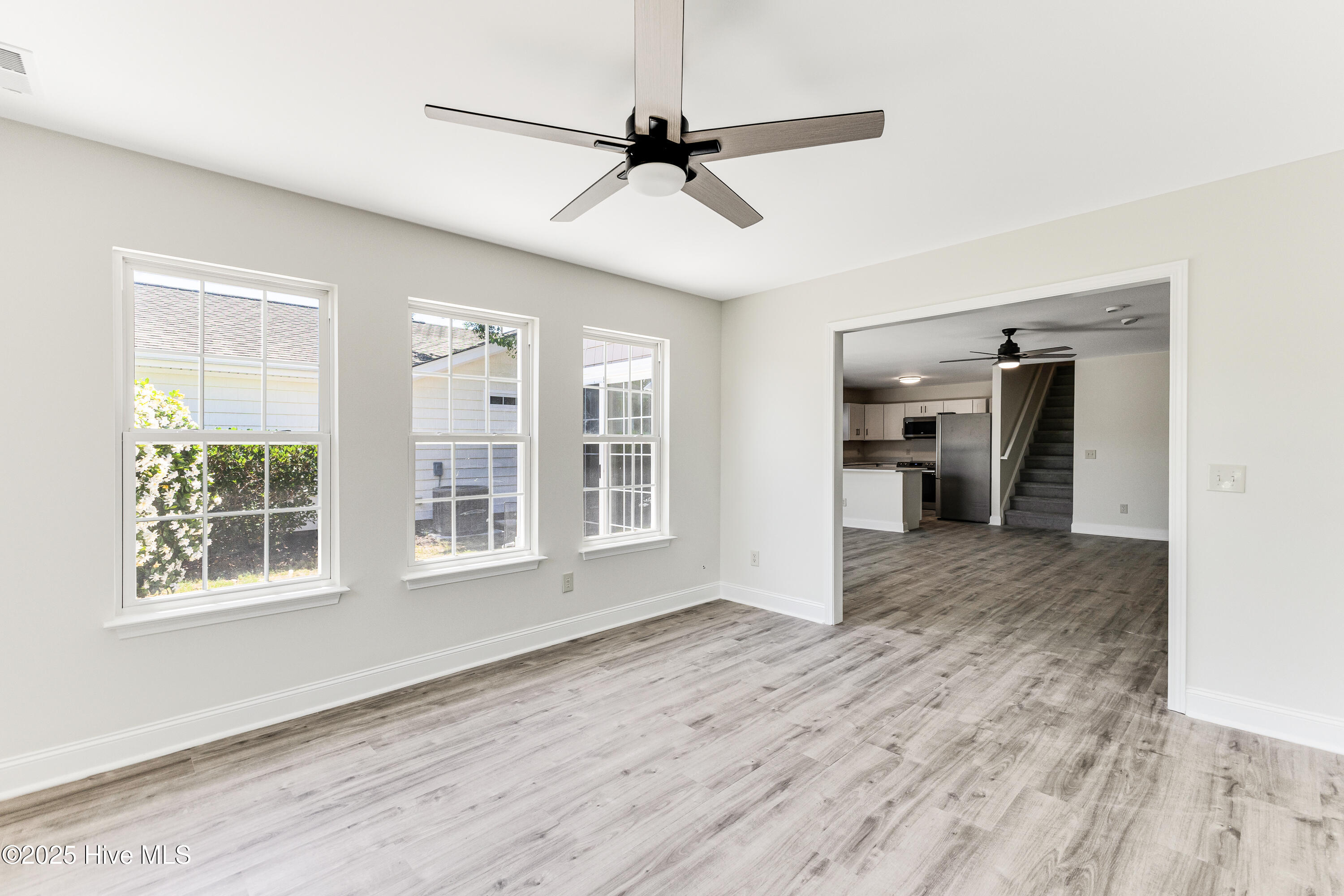 100563033 | Photo 15