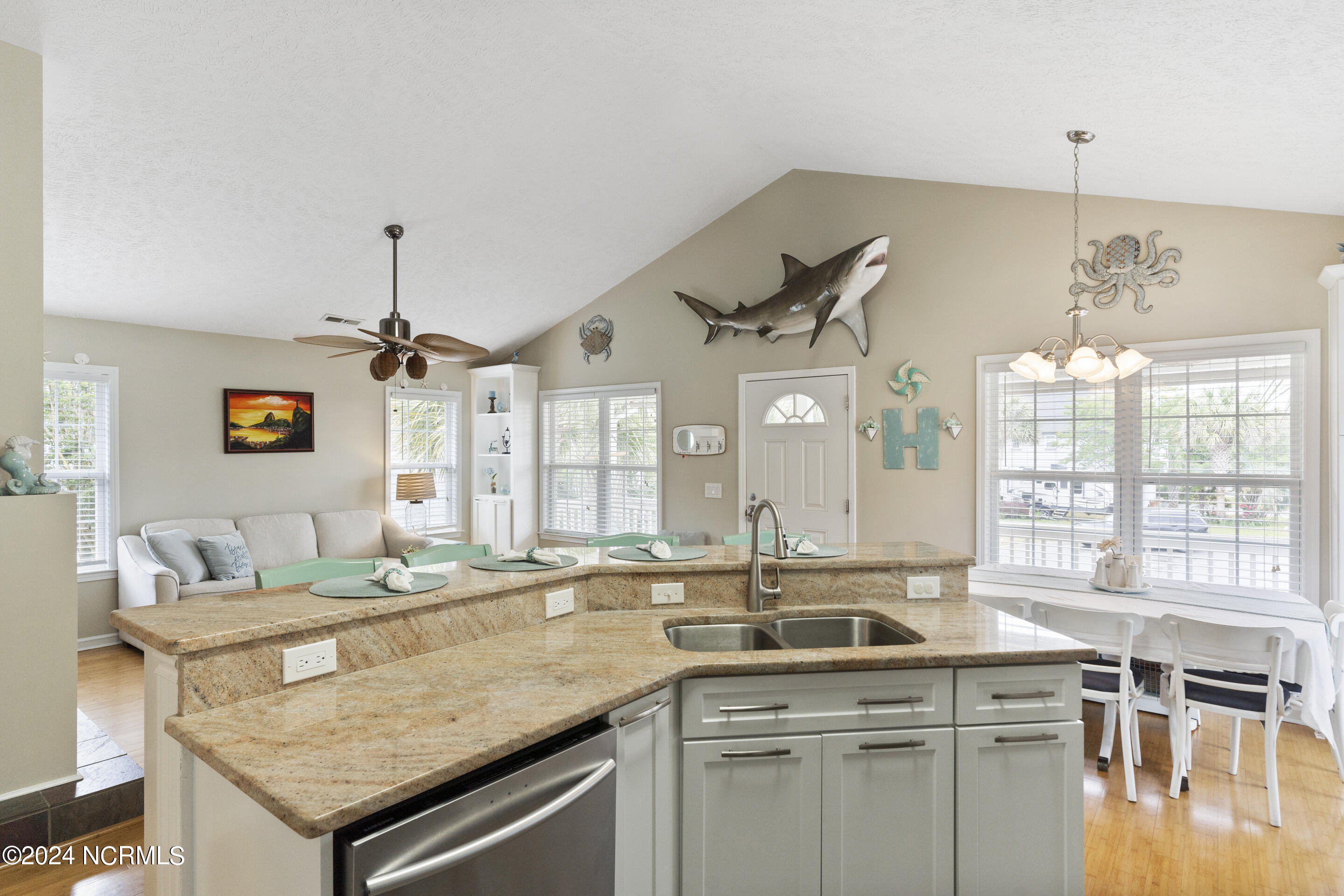 100562930 | Photo 11