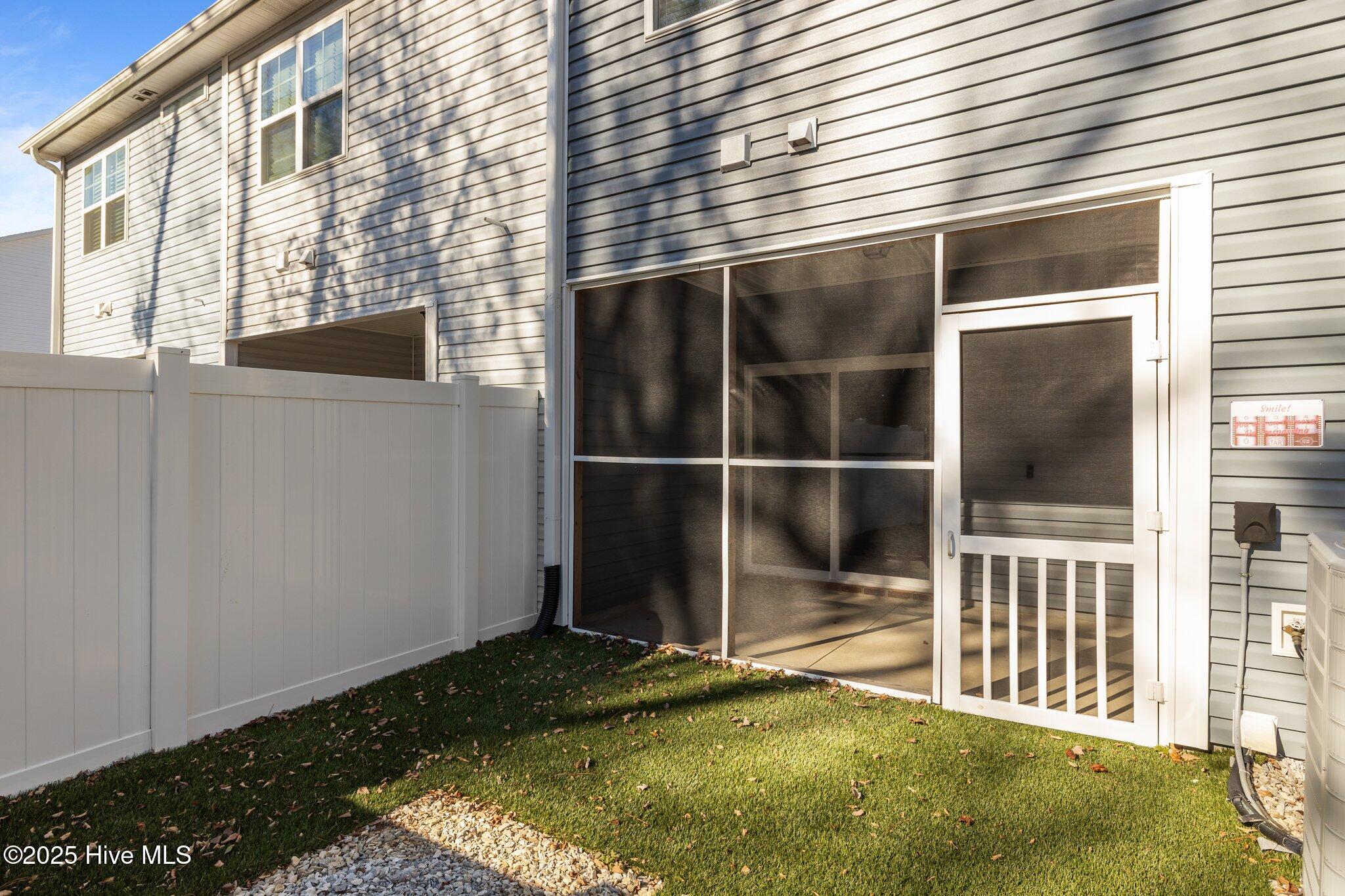 100563898 | Photo 14