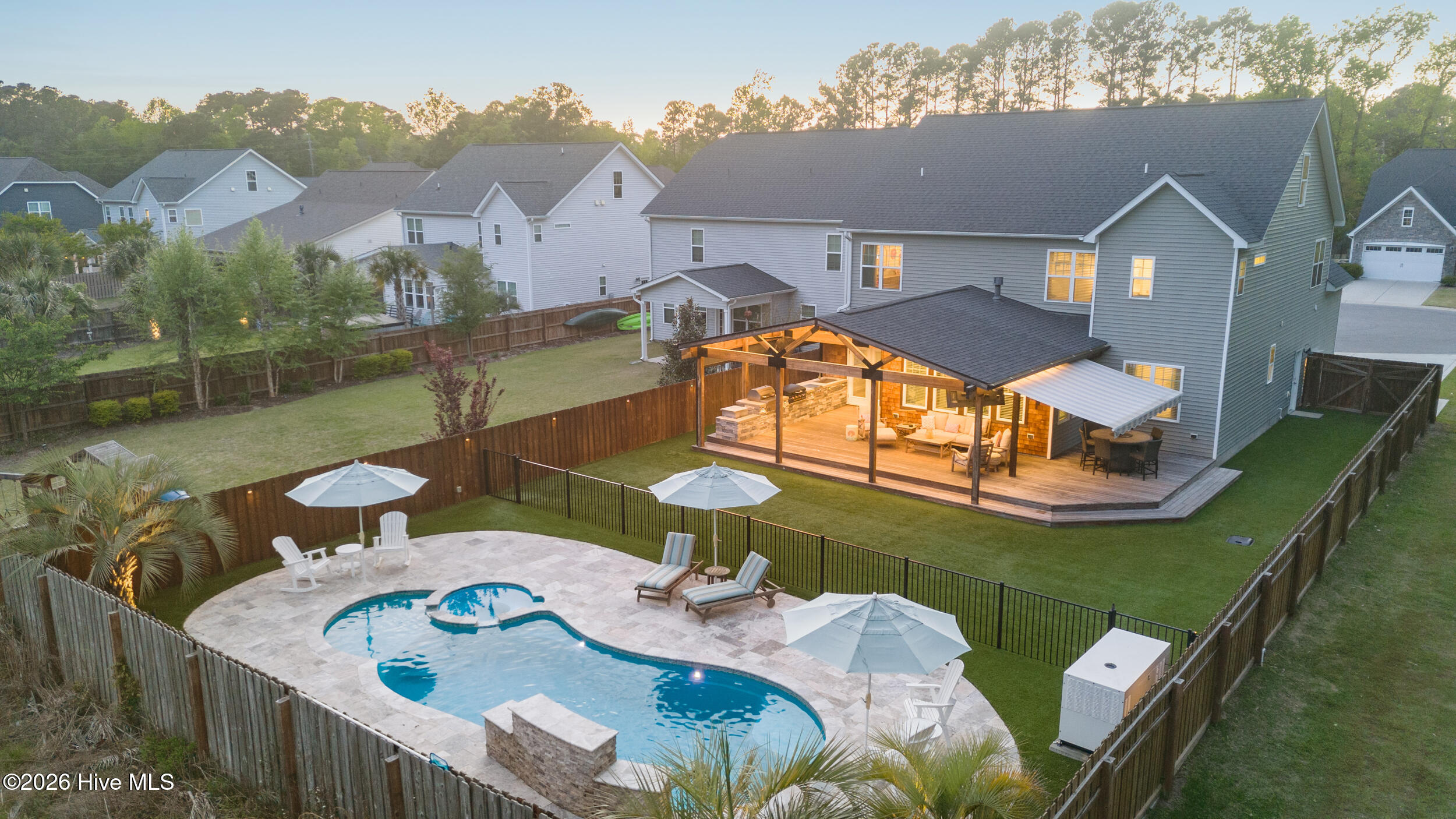 100566940 | Photo 98