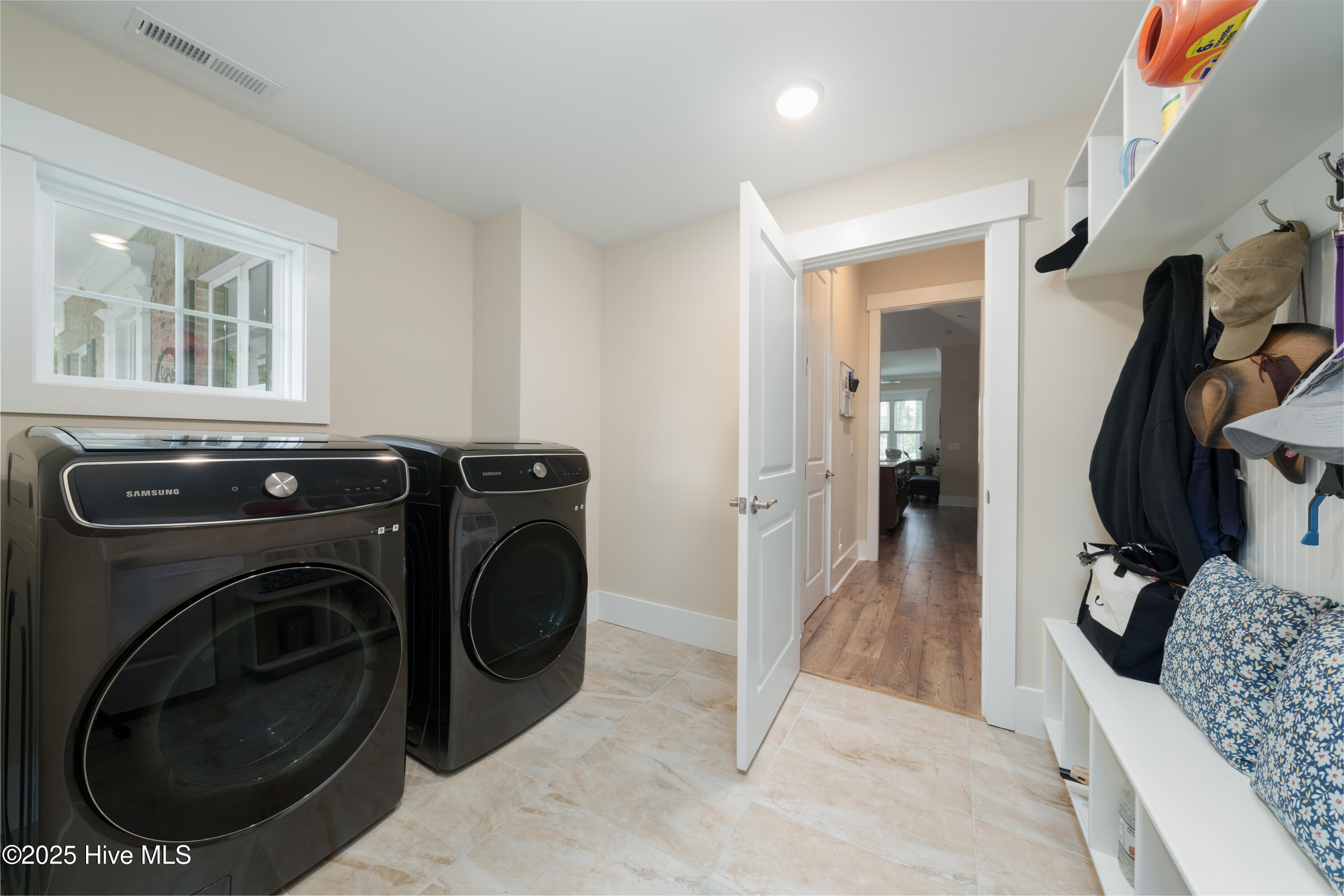 100537850 | Photo 24