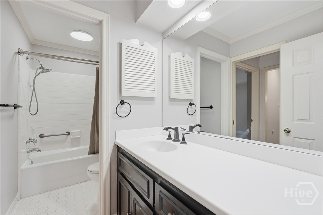 Full bathroom shared by the two guest bedrooms.