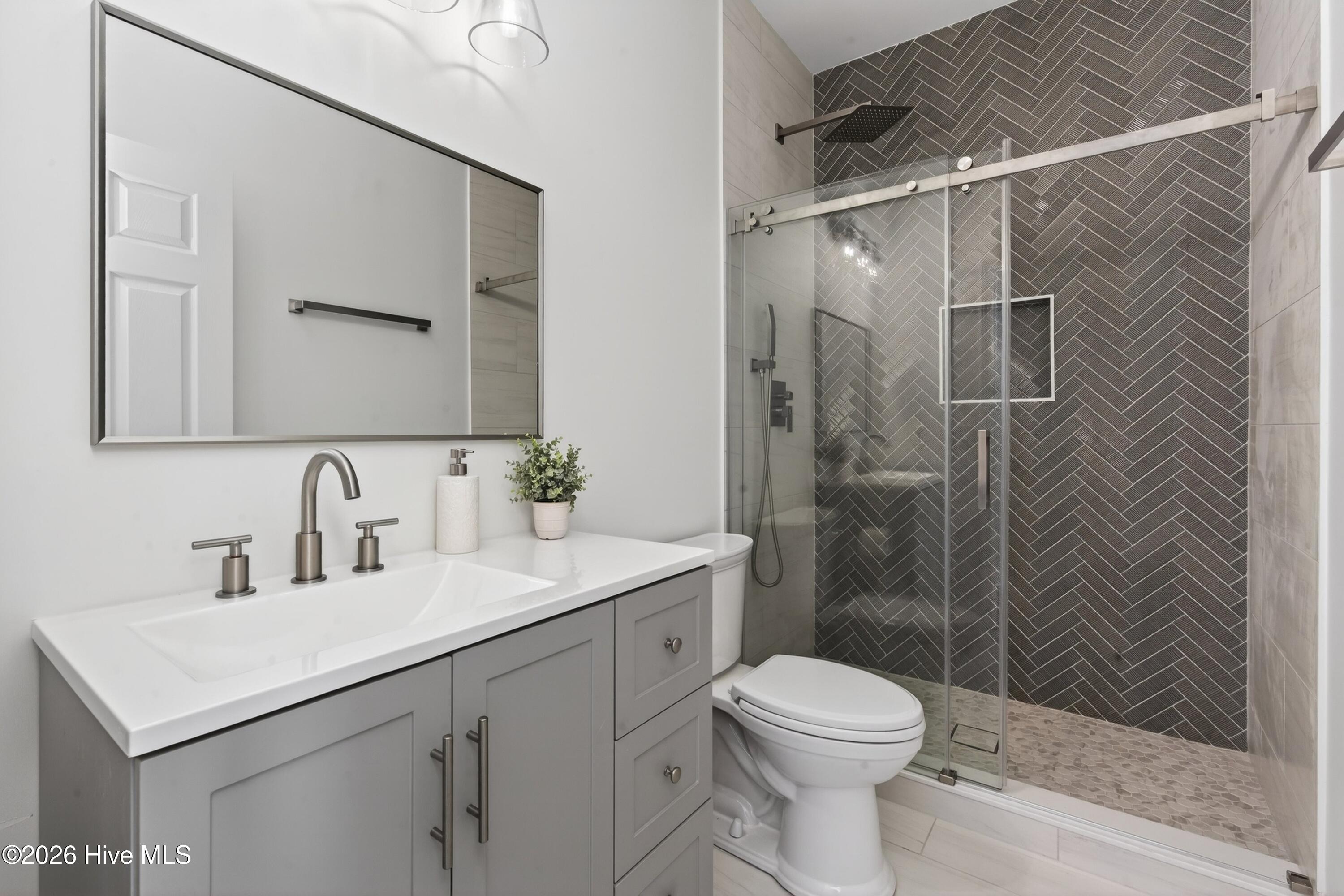 100553839 | Photo 25