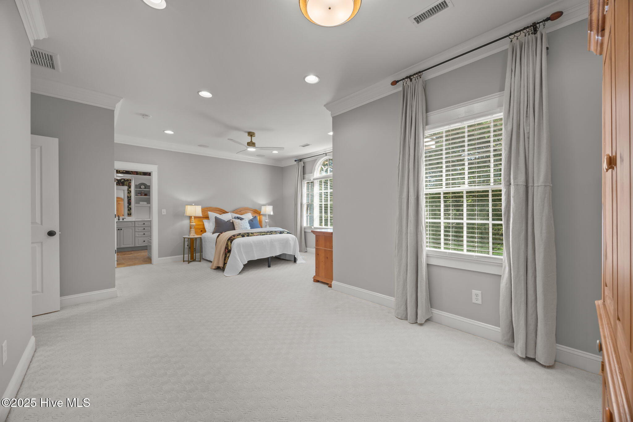 100518834 | Photo 34