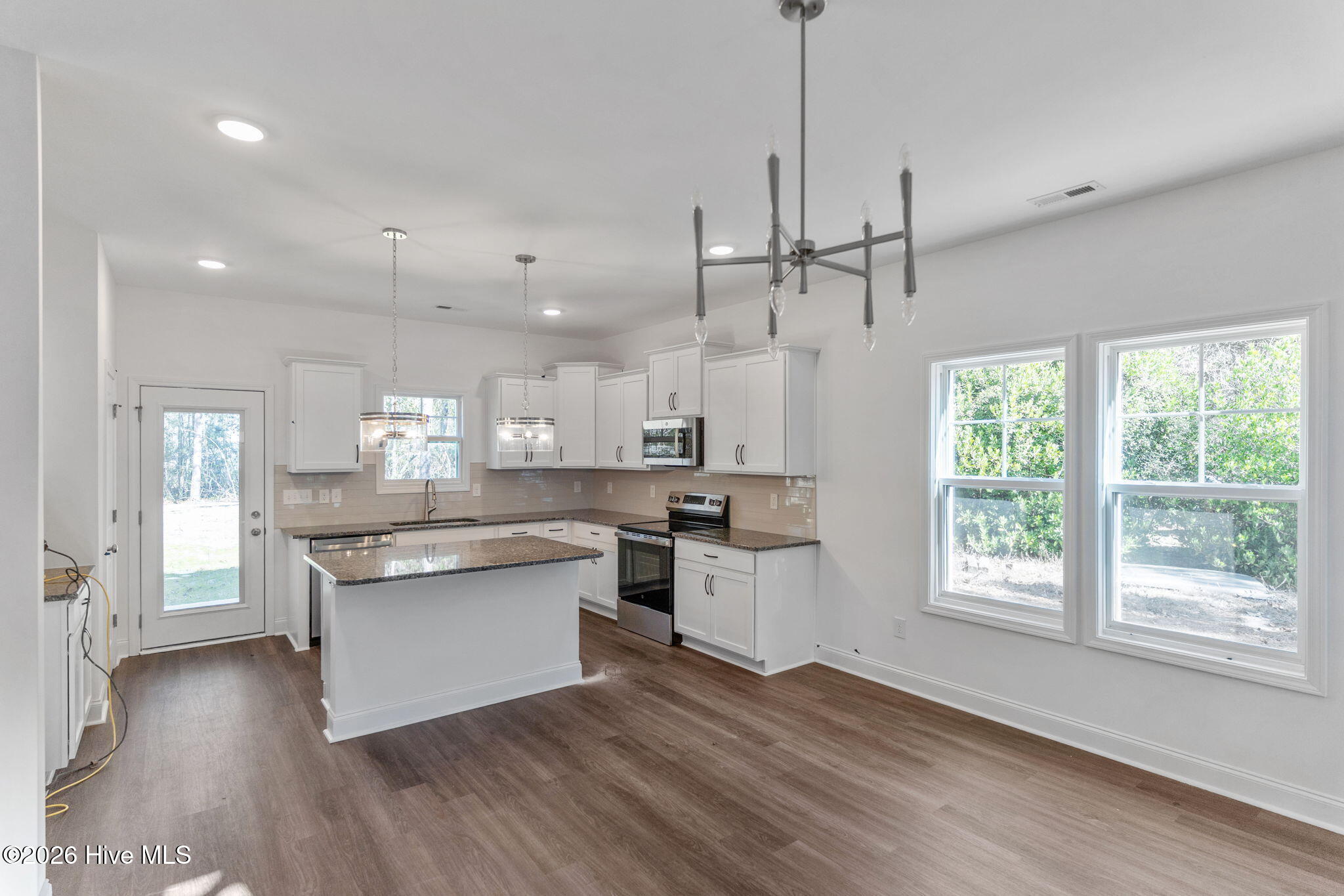 100528695 | Photo 40