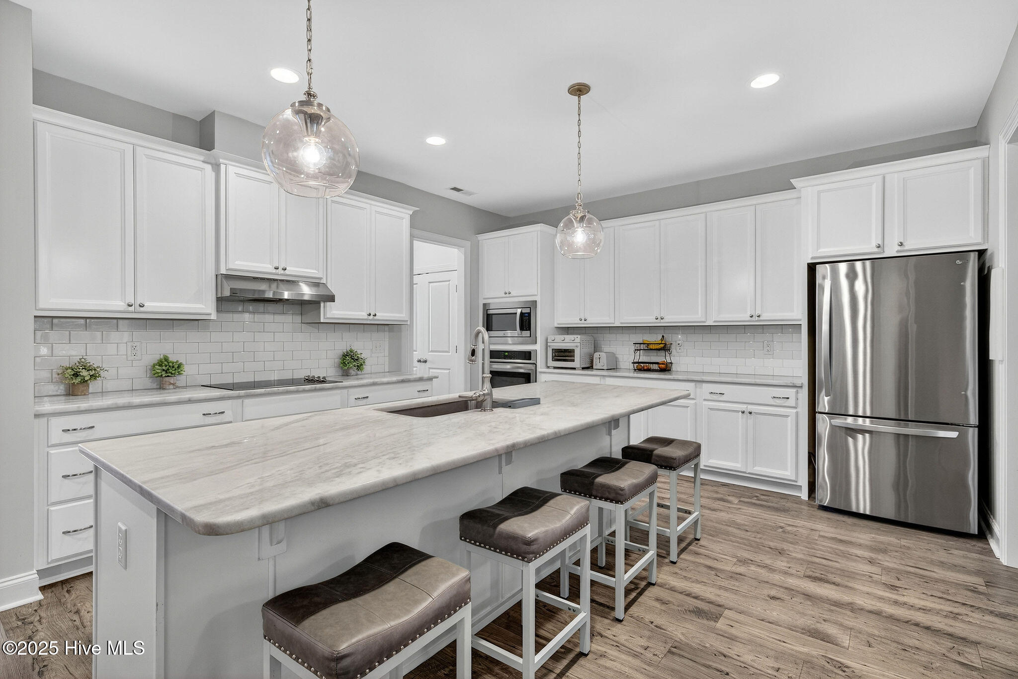 100541825 | Photo 10