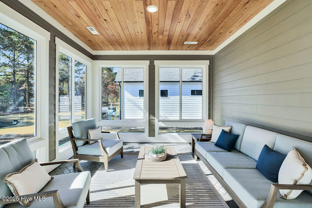 100529674 | Photo 33