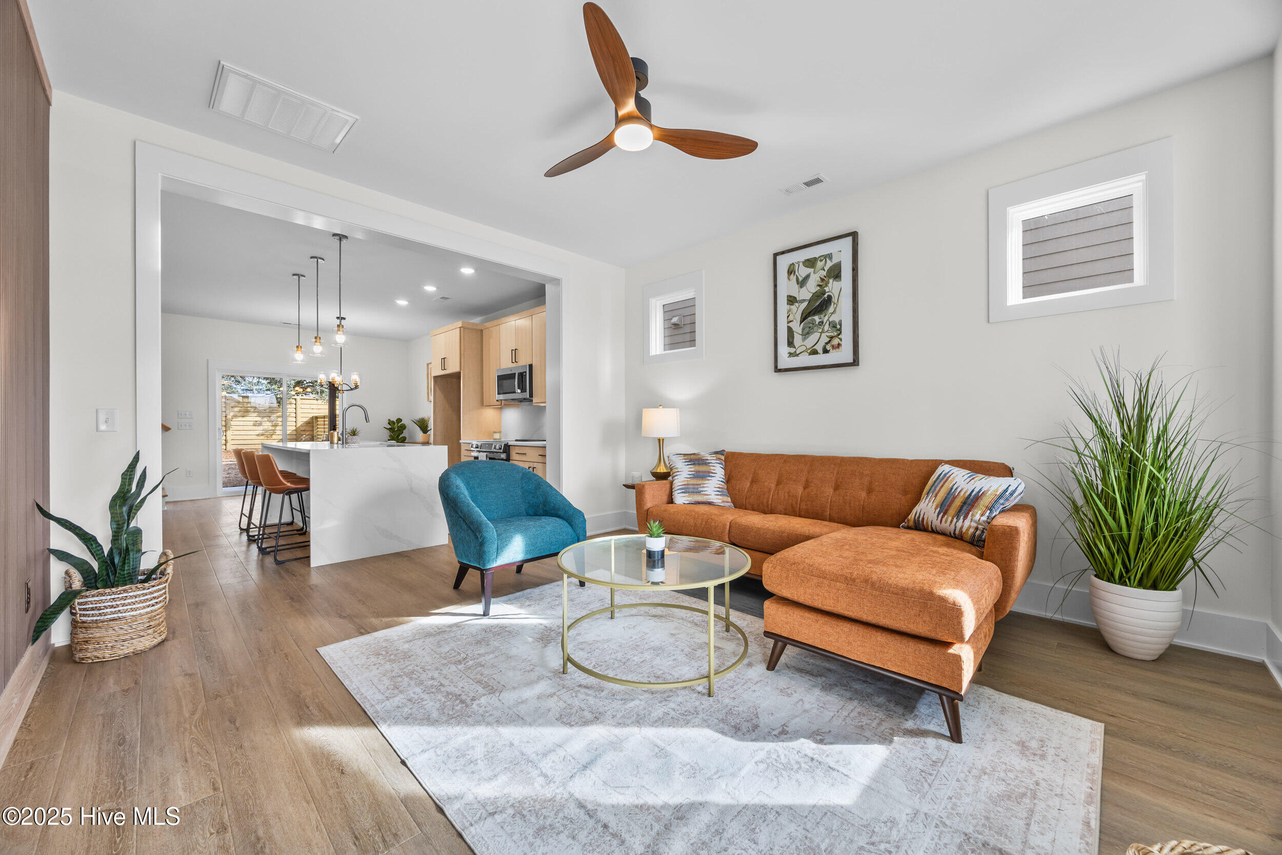 100557890 | Photo 10