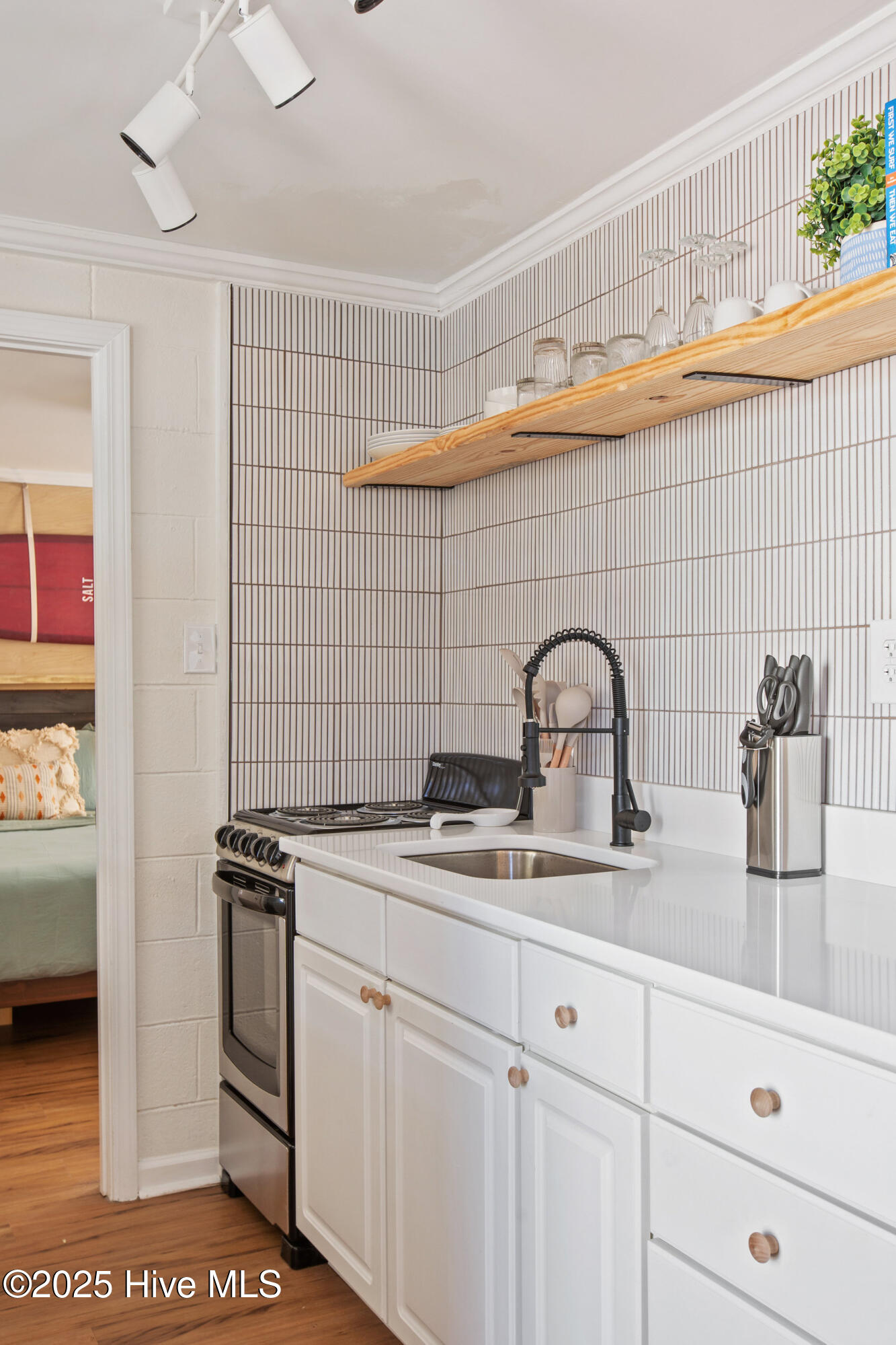 100540595 | Photo 25