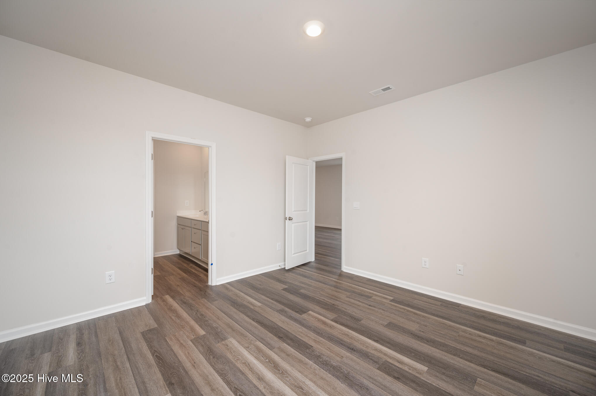 100527683 | Photo 13