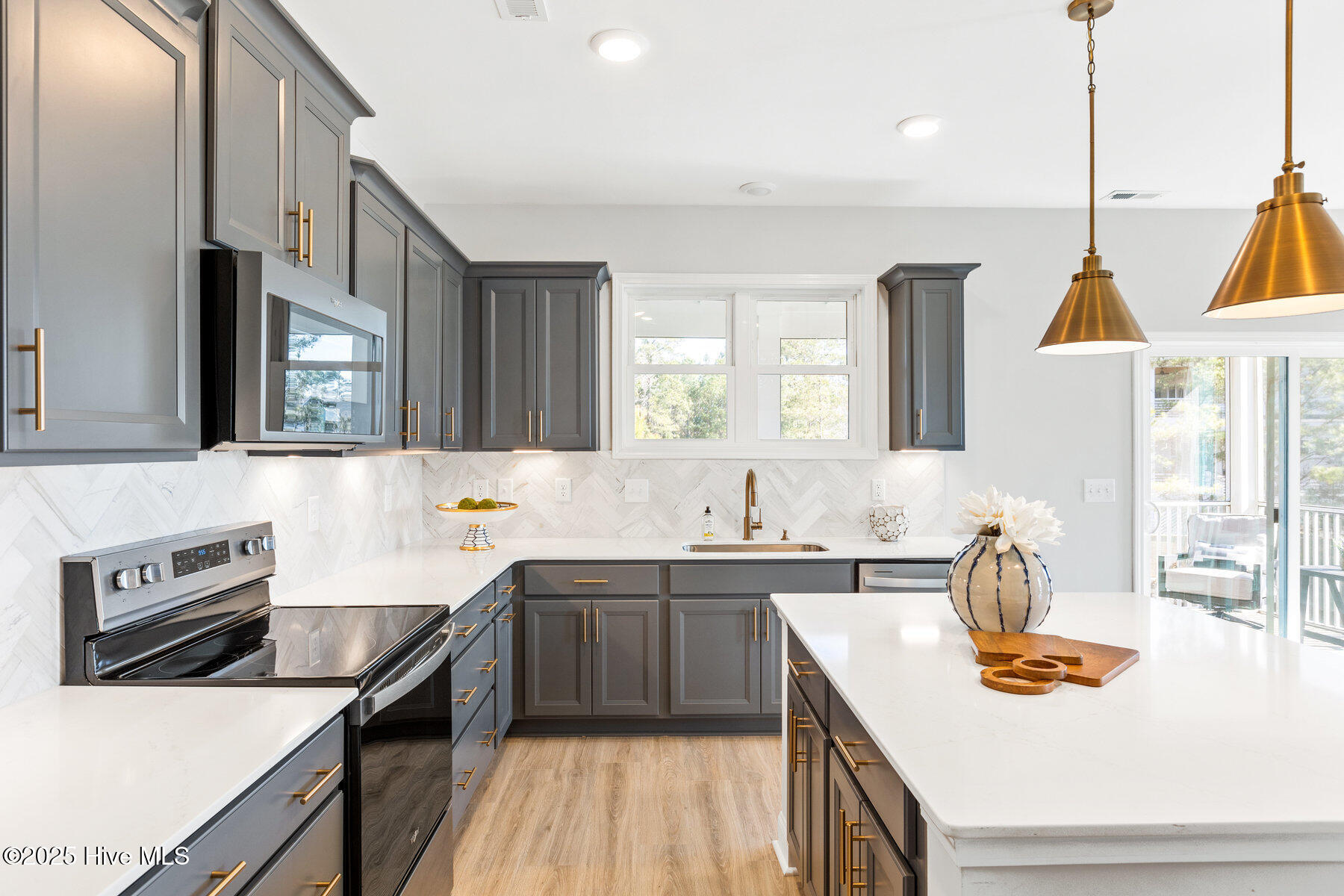 100534018 | Photo 30