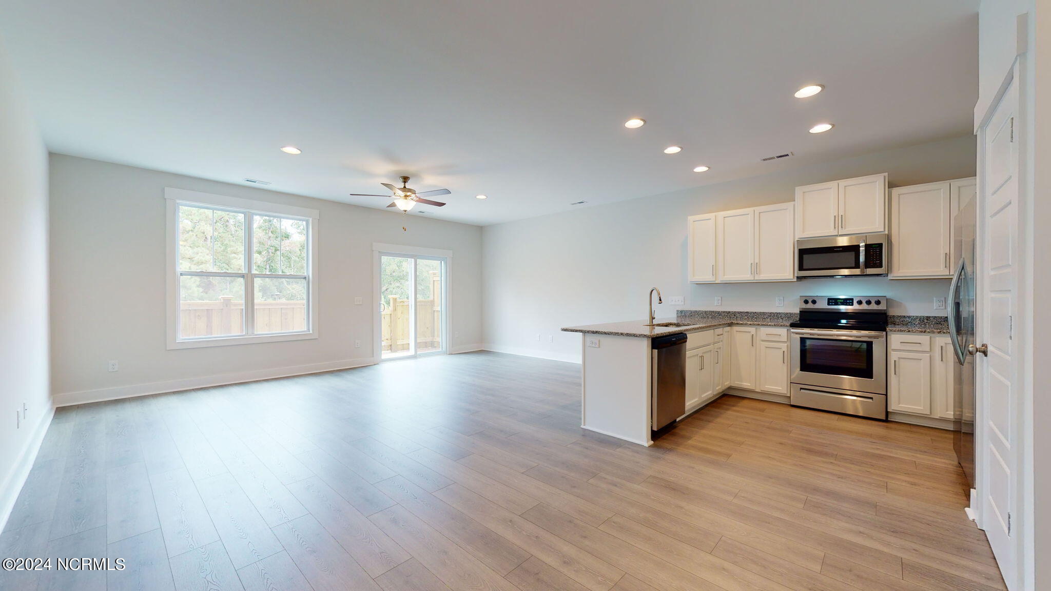 100548244 | Photo 23