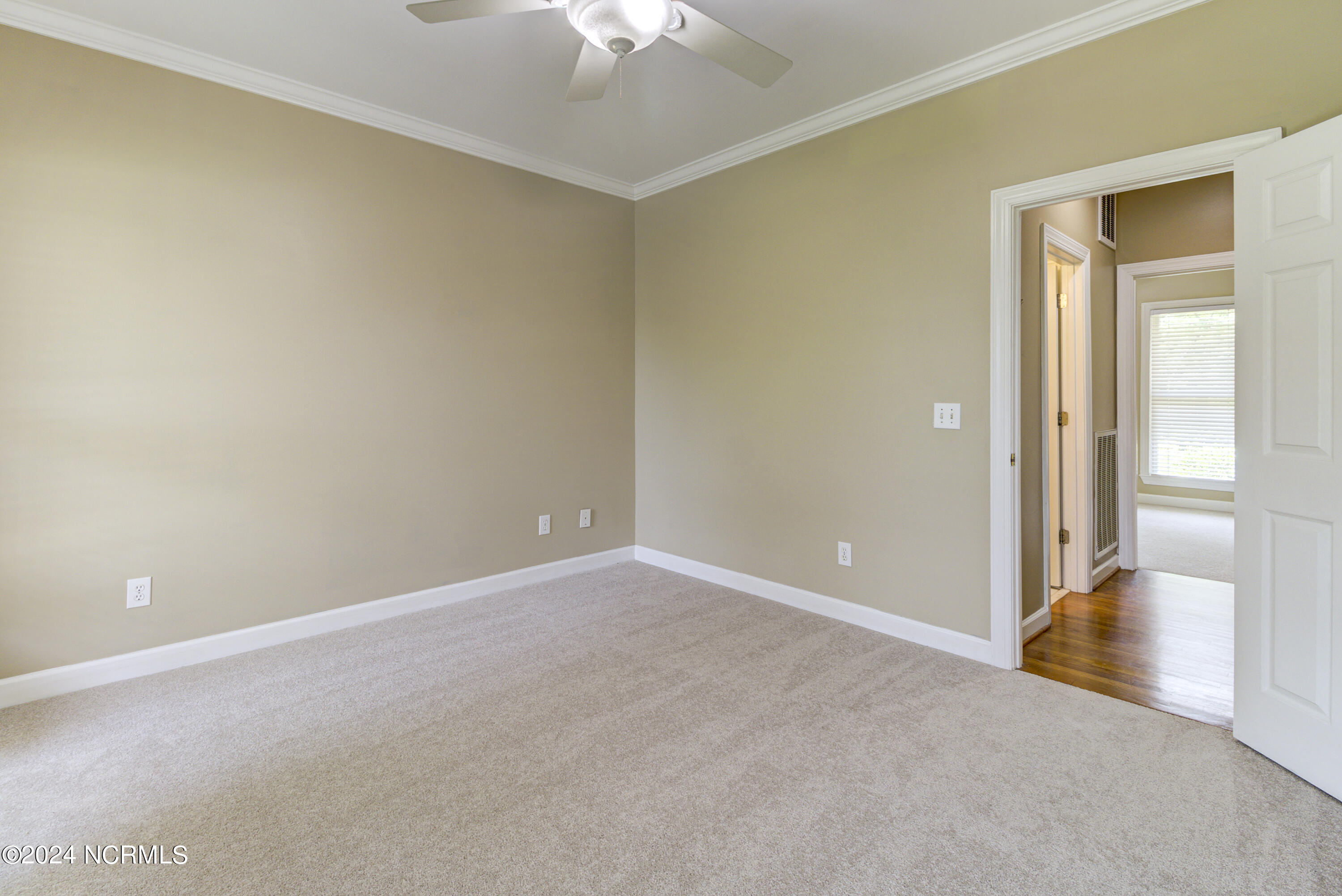 100560204 | Photo 28