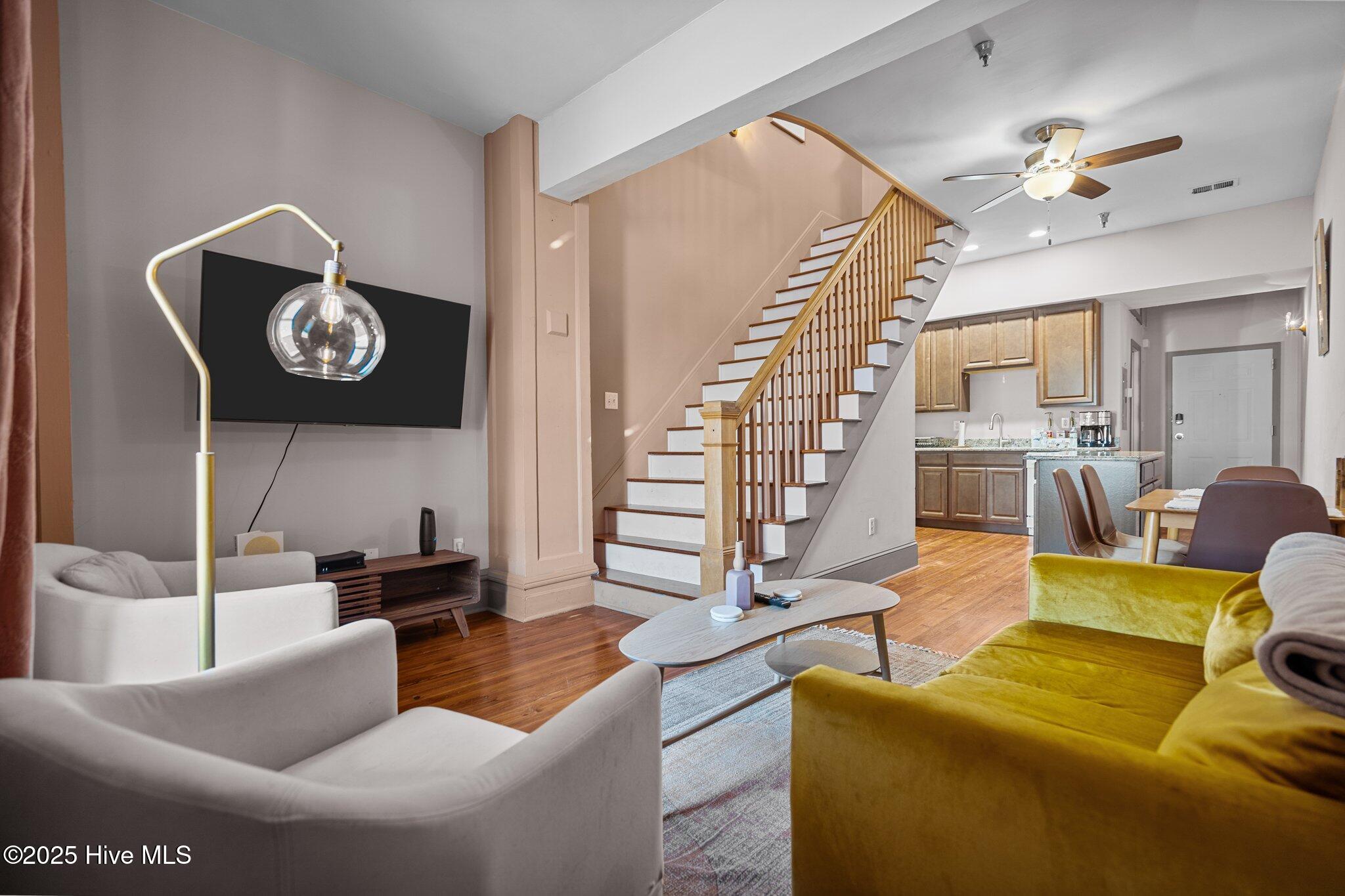 100544405 | Photo 12