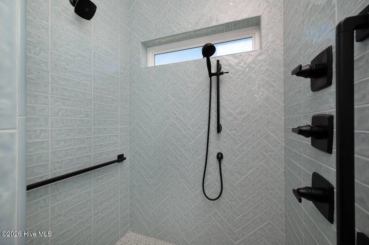 100560212 | Photo 140