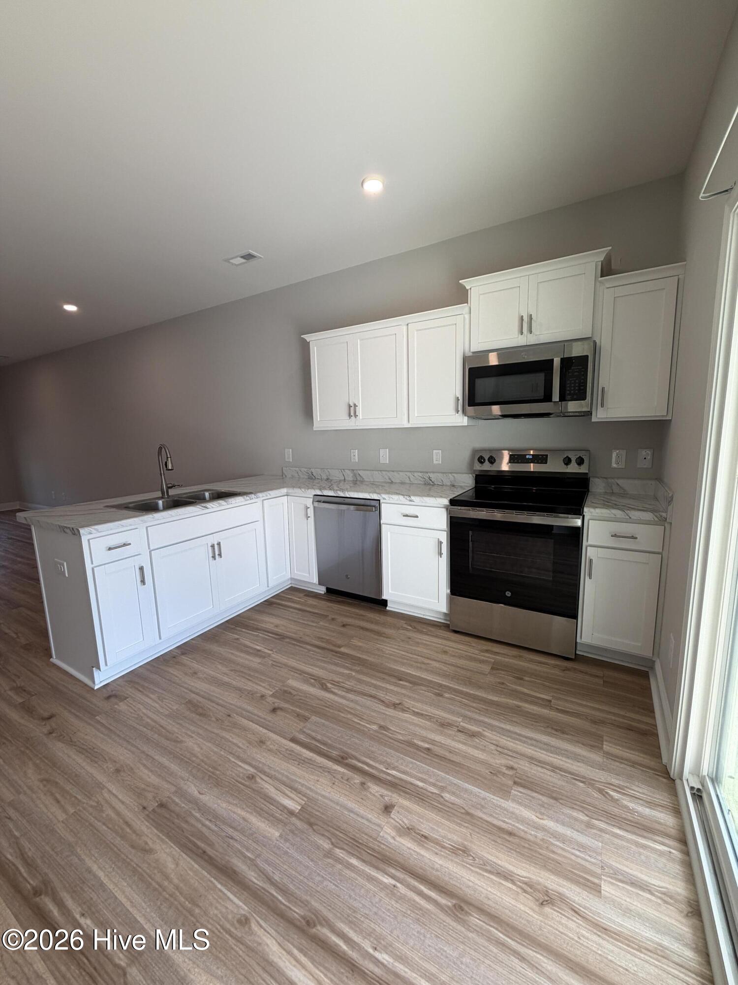 100558167 | Photo 12