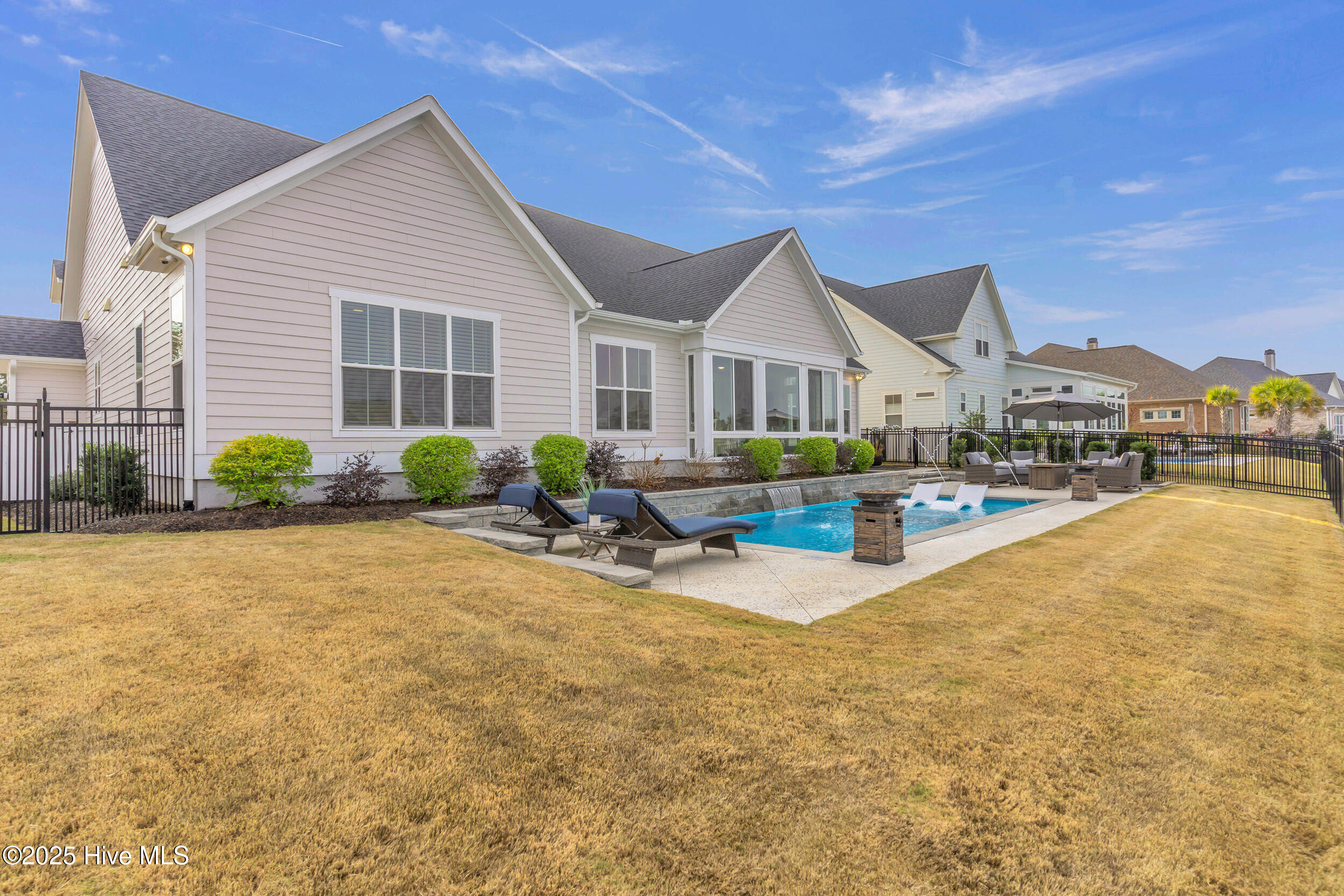 100543142 | Photo 49