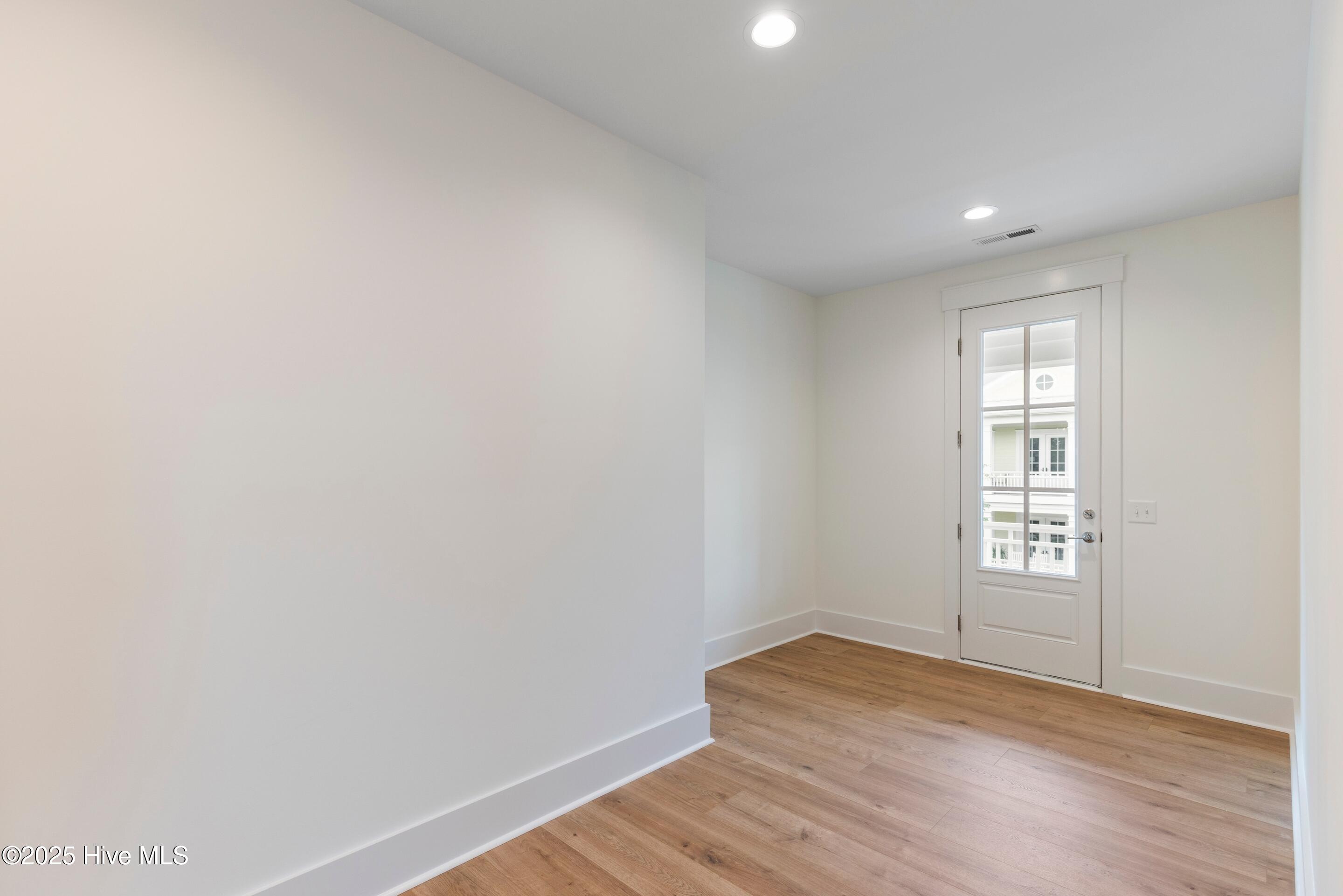 100542273 | Photo 53