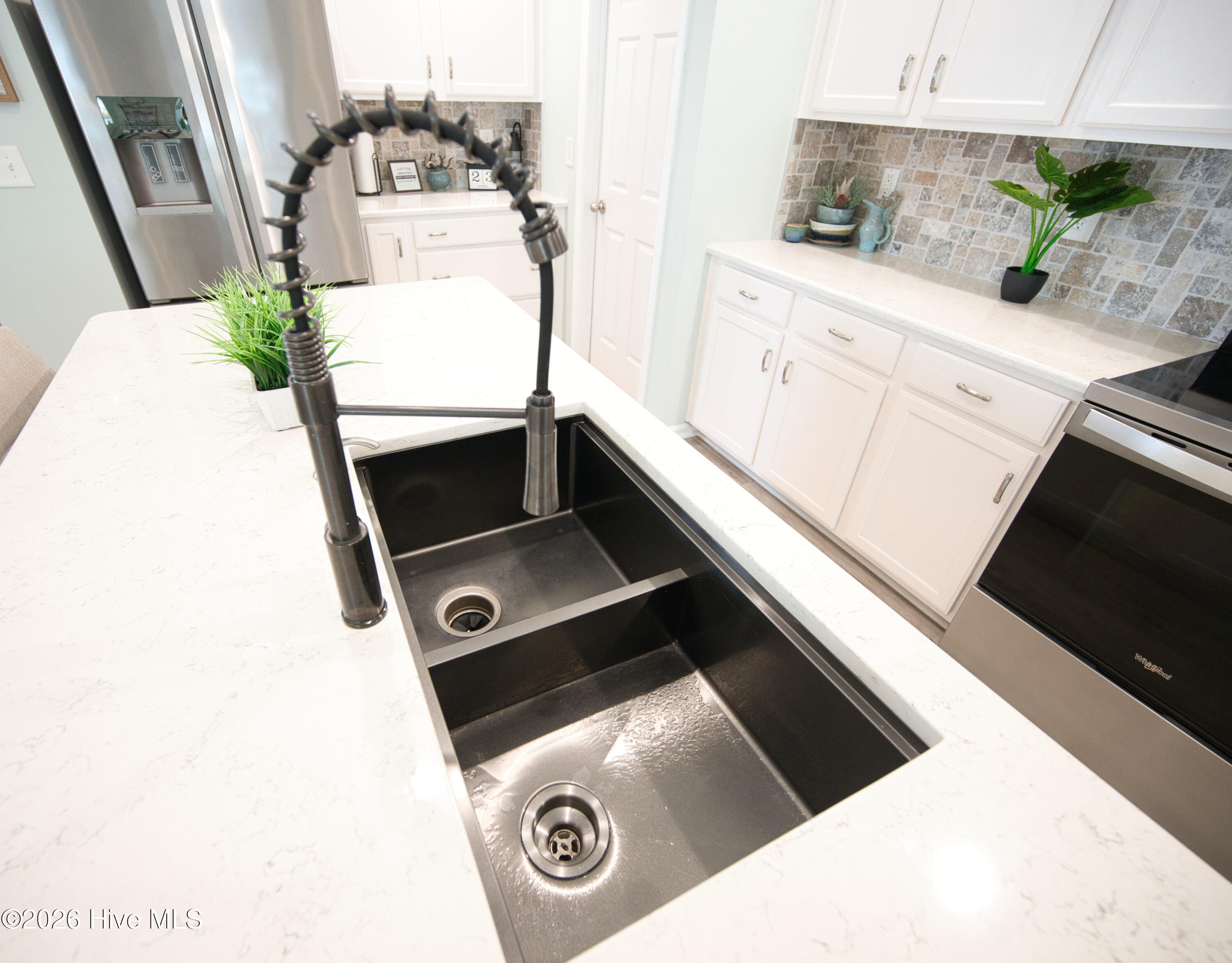 100569889 | Photo 25