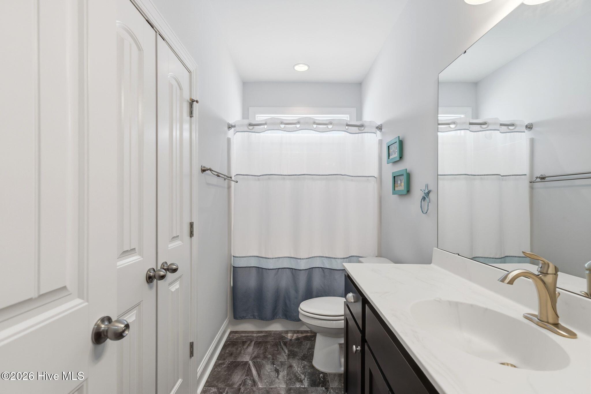 100558930 | Photo 23